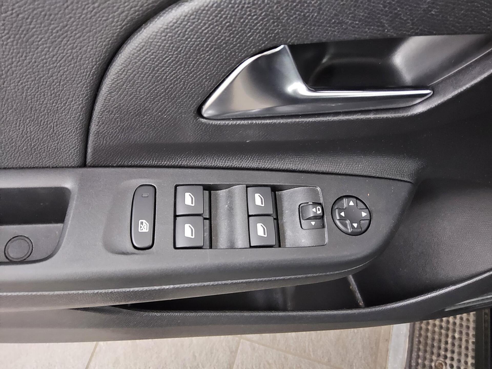Opel Corsa 1.5 D Elegance Navi LED RfK 180° Shz PDC 10
