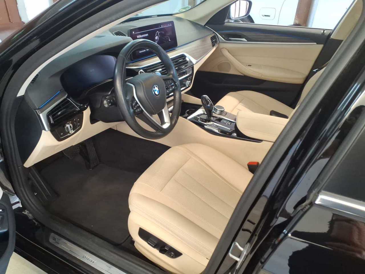 BMW 530e Touring xDr T-LEDER NAVI LC PROF. LED 5