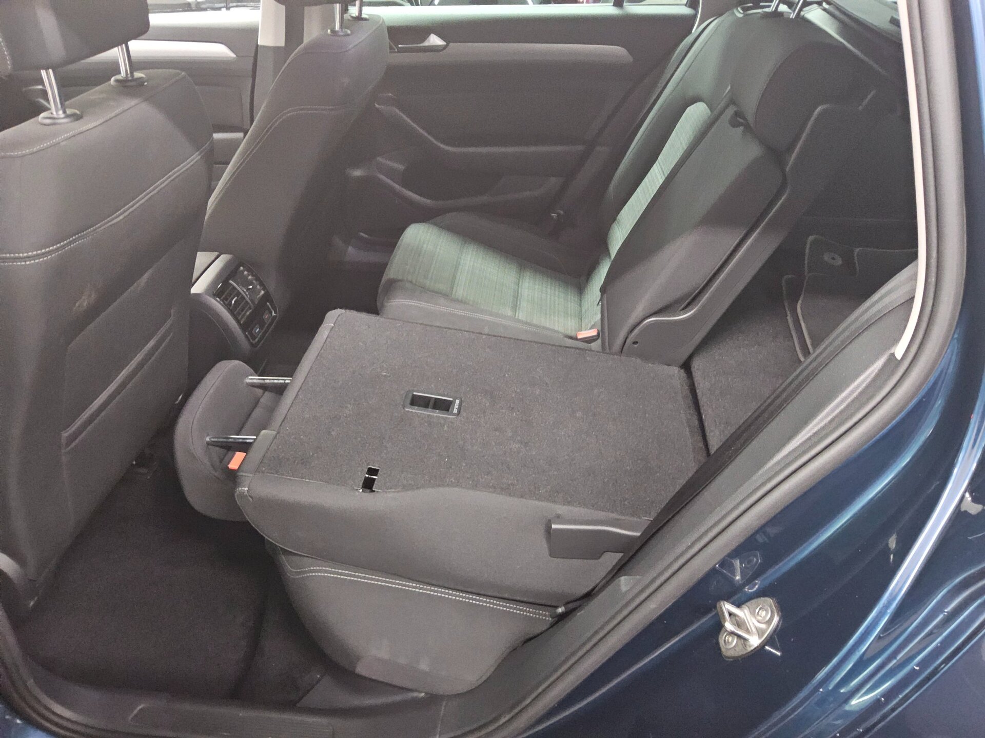 Volkswagen Passat Variant 2.0 TDI Business Navi LED RFK AHK 12