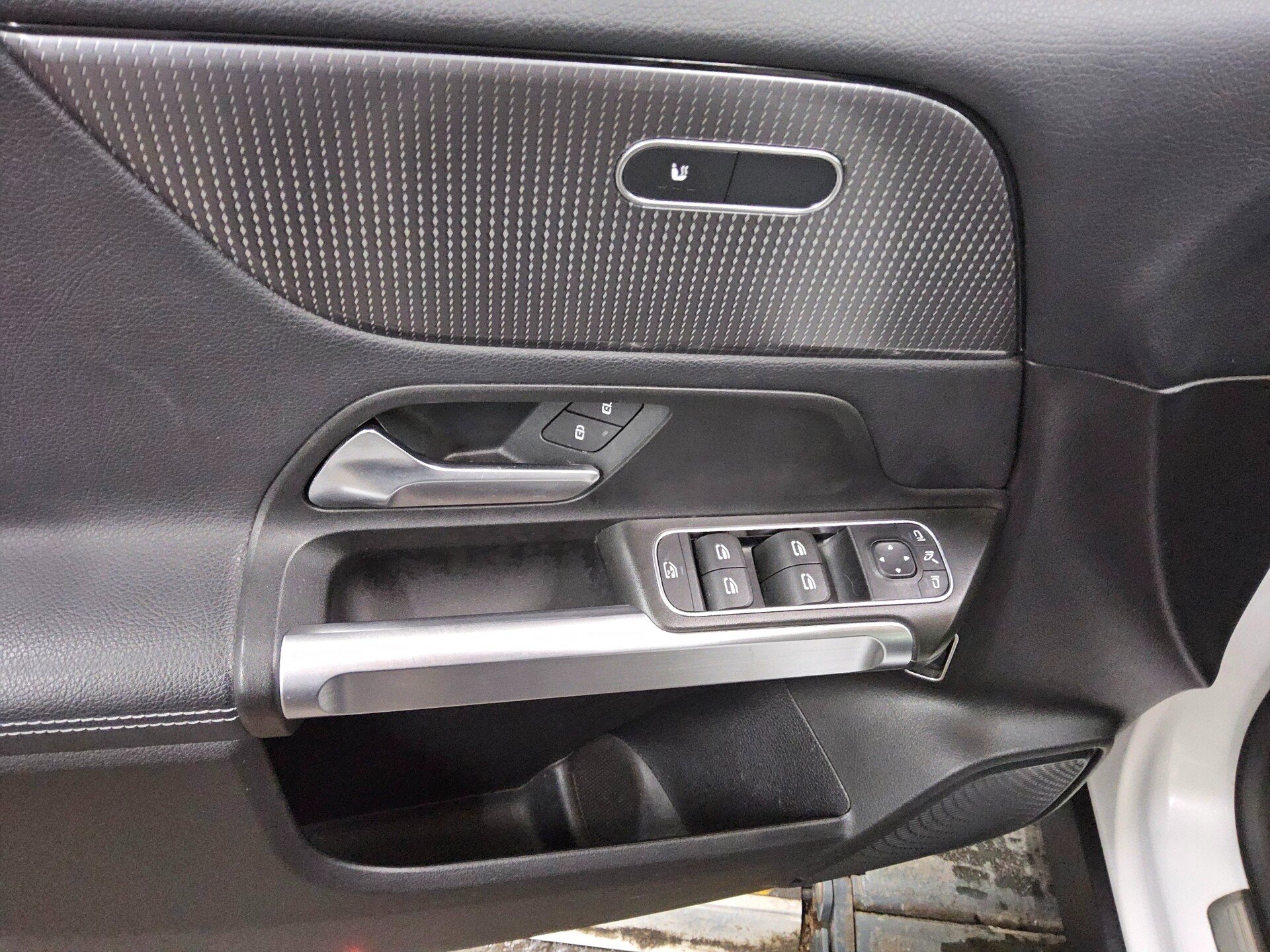 Mercedes-Benz GLB 220 d Progressive AHK Navi LED Distr.+ RFK 10