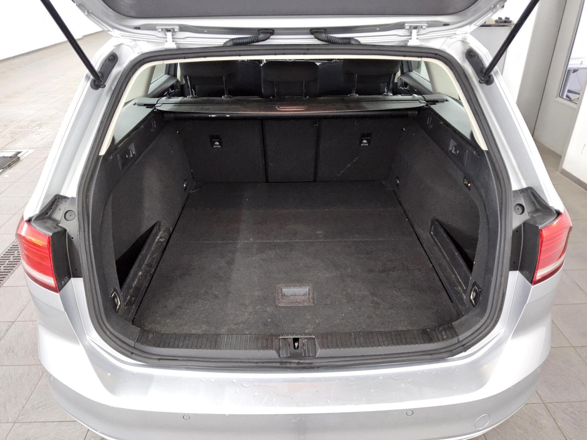 Volkswagen Passat Variant 1.6 TDI Trendline Navi AHK PDC 11