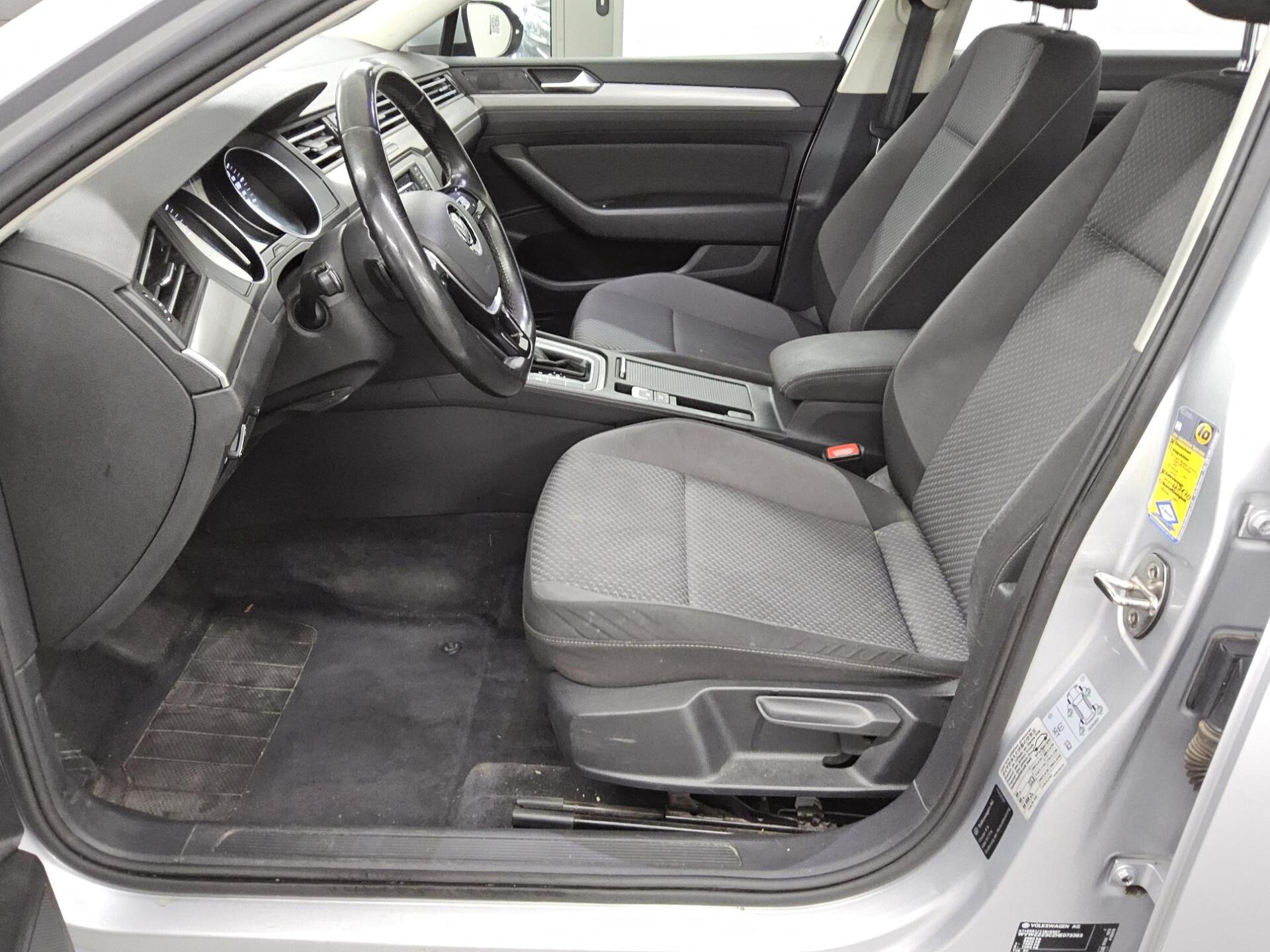 Volkswagen Passat Variant 1.6 TDI Trendline Navi AHK PDC 8