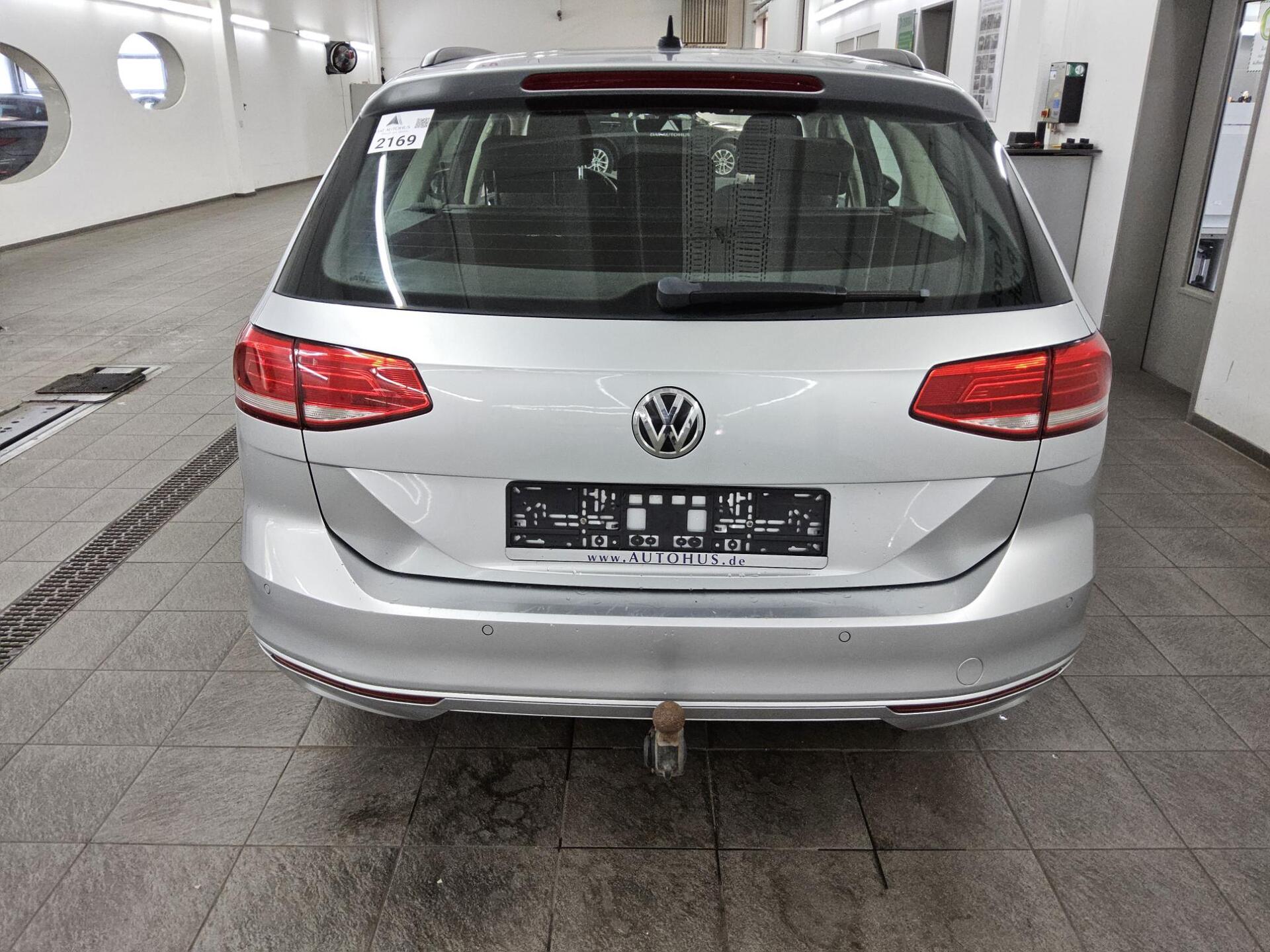 Volkswagen Passat Variant 1.6 TDI Trendline Navi AHK PDC 10