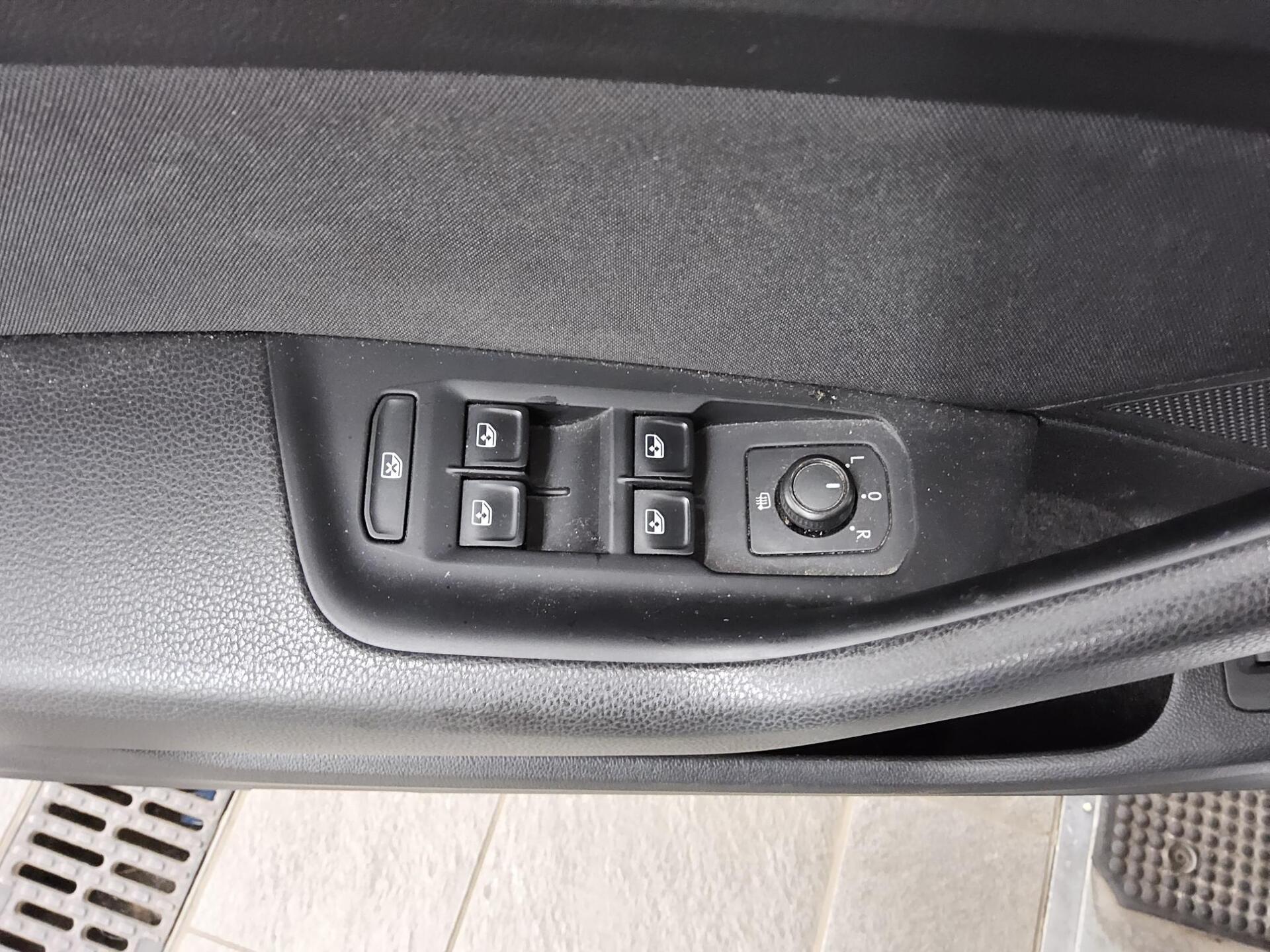 Volkswagen Passat Variant 1.6 TDI Trendline Navi AHK PDC 9