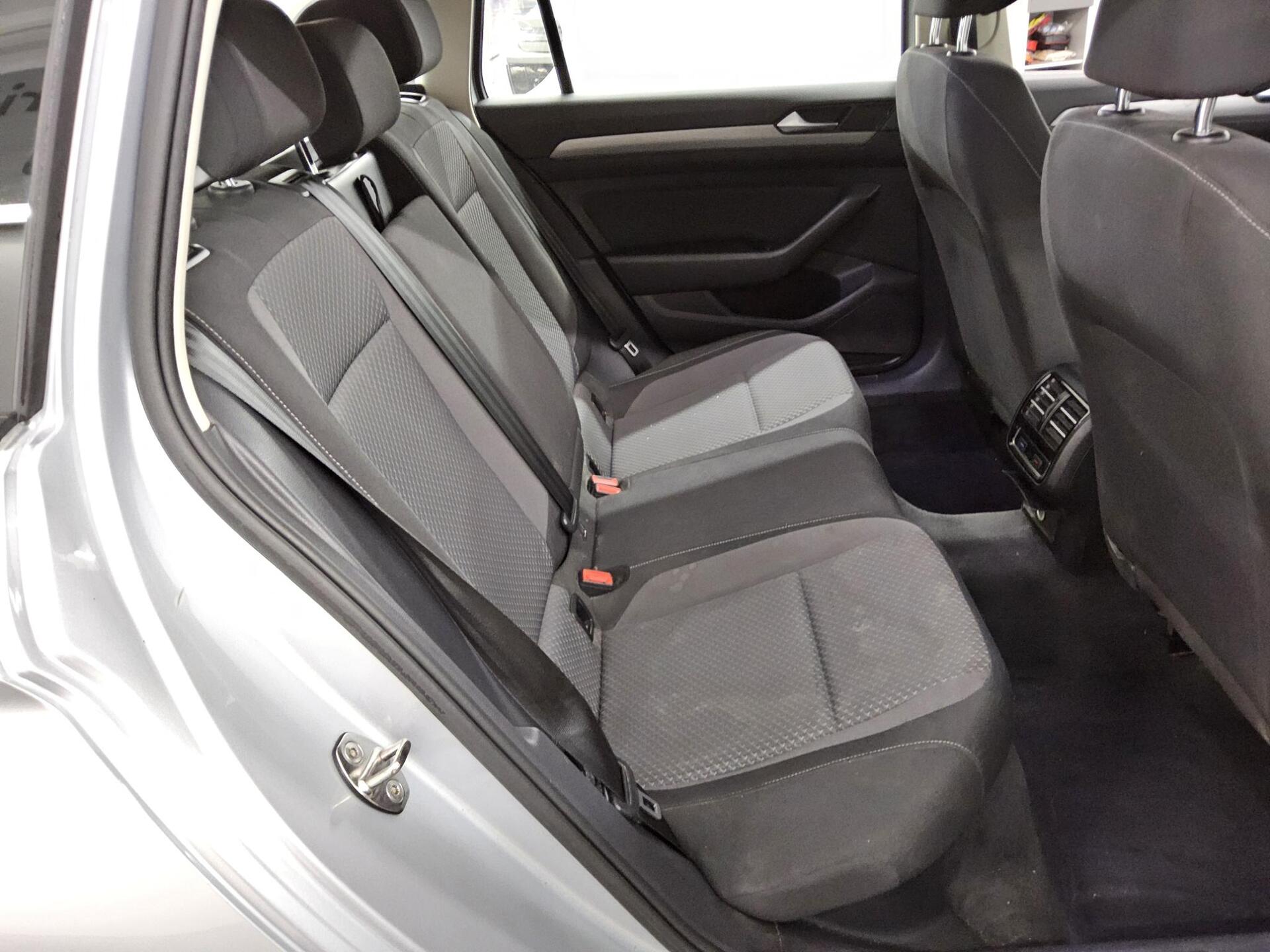 Volkswagen Passat Variant 1.6 TDI Trendline Navi AHK PDC 13