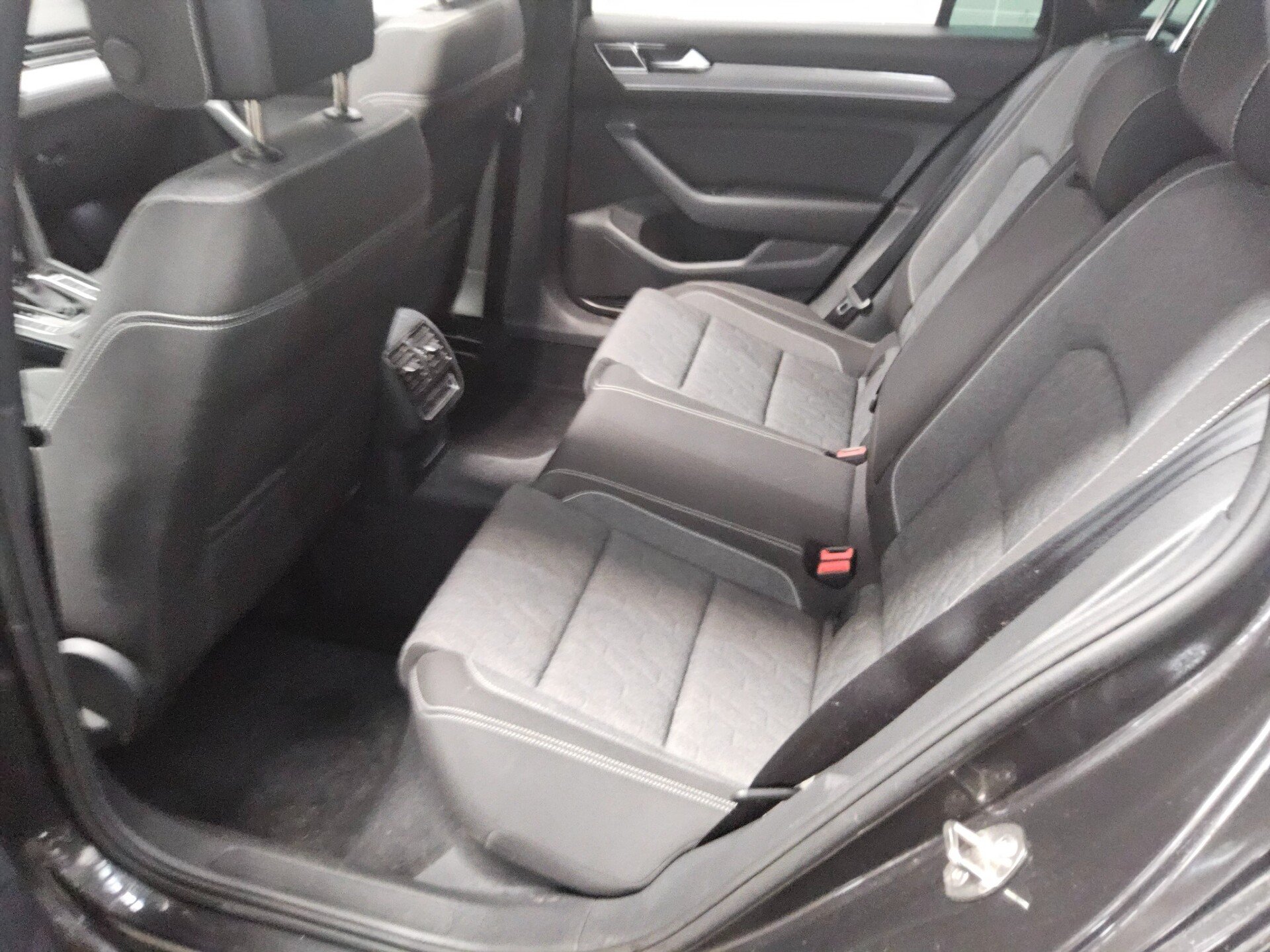 Volkswagen Passat Var. 2.0 TDI Business Navi LED Pano Sthzg RFK 12