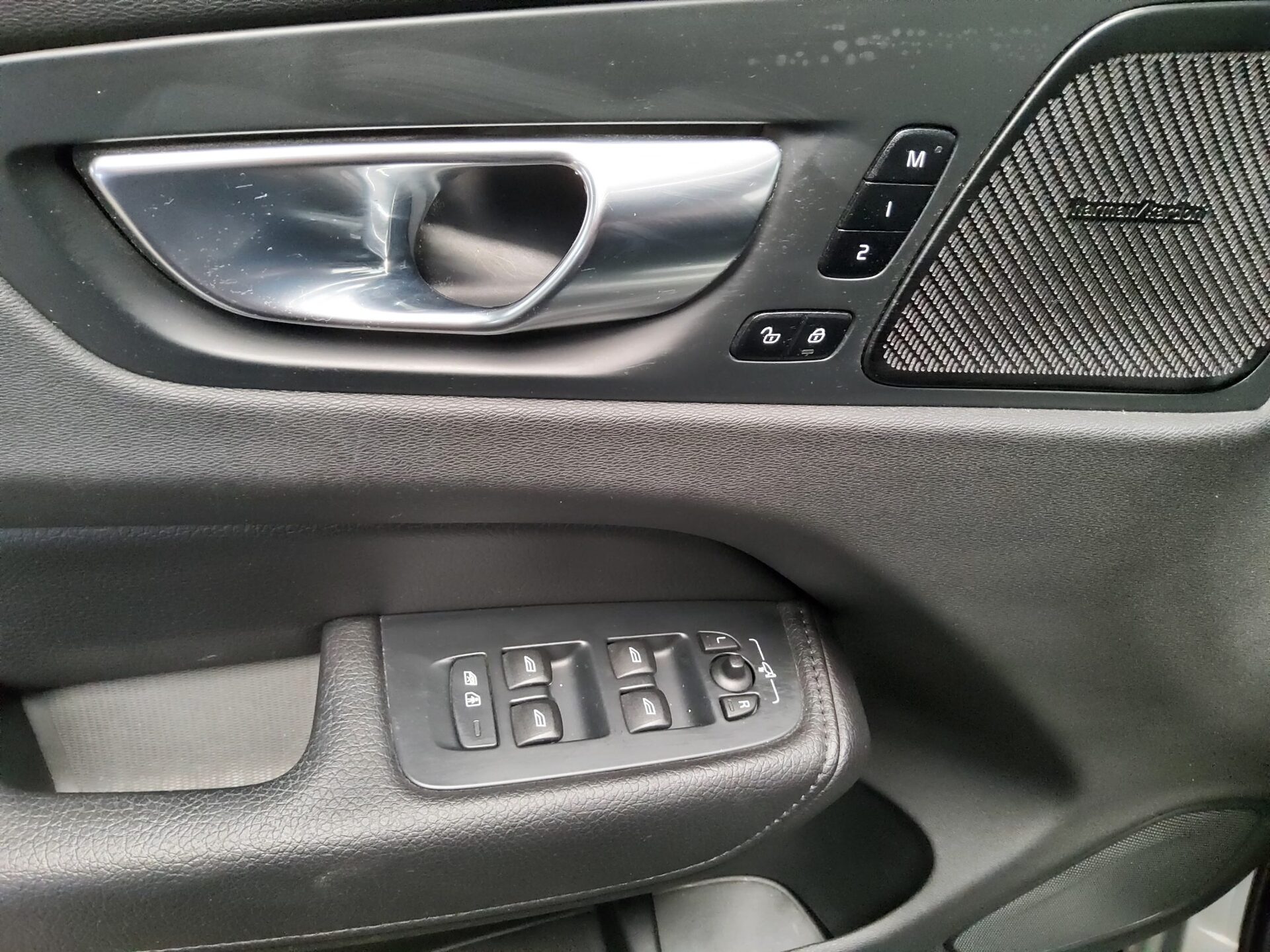 Volvo XC60 B4 Momentum Pro Leder Navi LED 360° AHK 10
