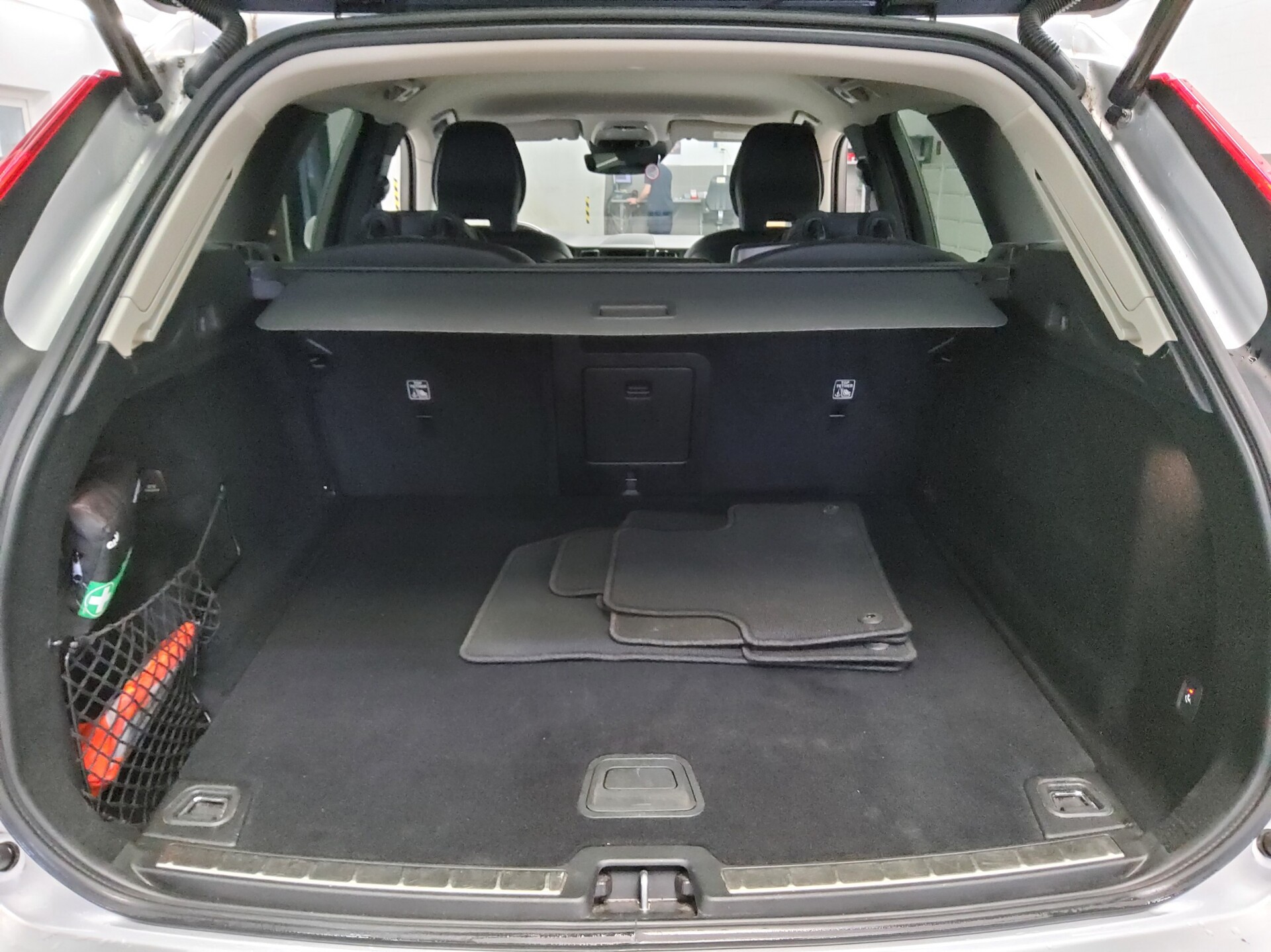 Volvo XC60 B4 Momentum Pro Leder Navi LED 360° AHK 12