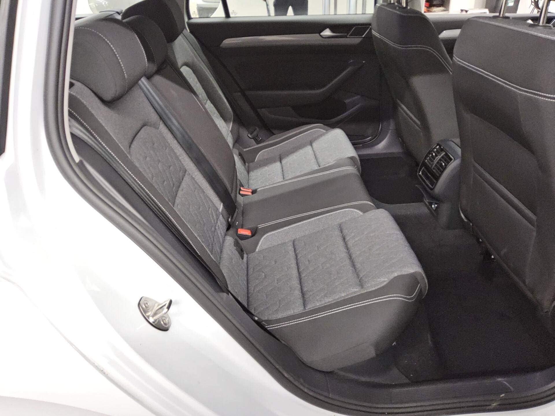 Volkswagen Passat Variant 2.0 TDI Business Navi LED Shz PDC 13