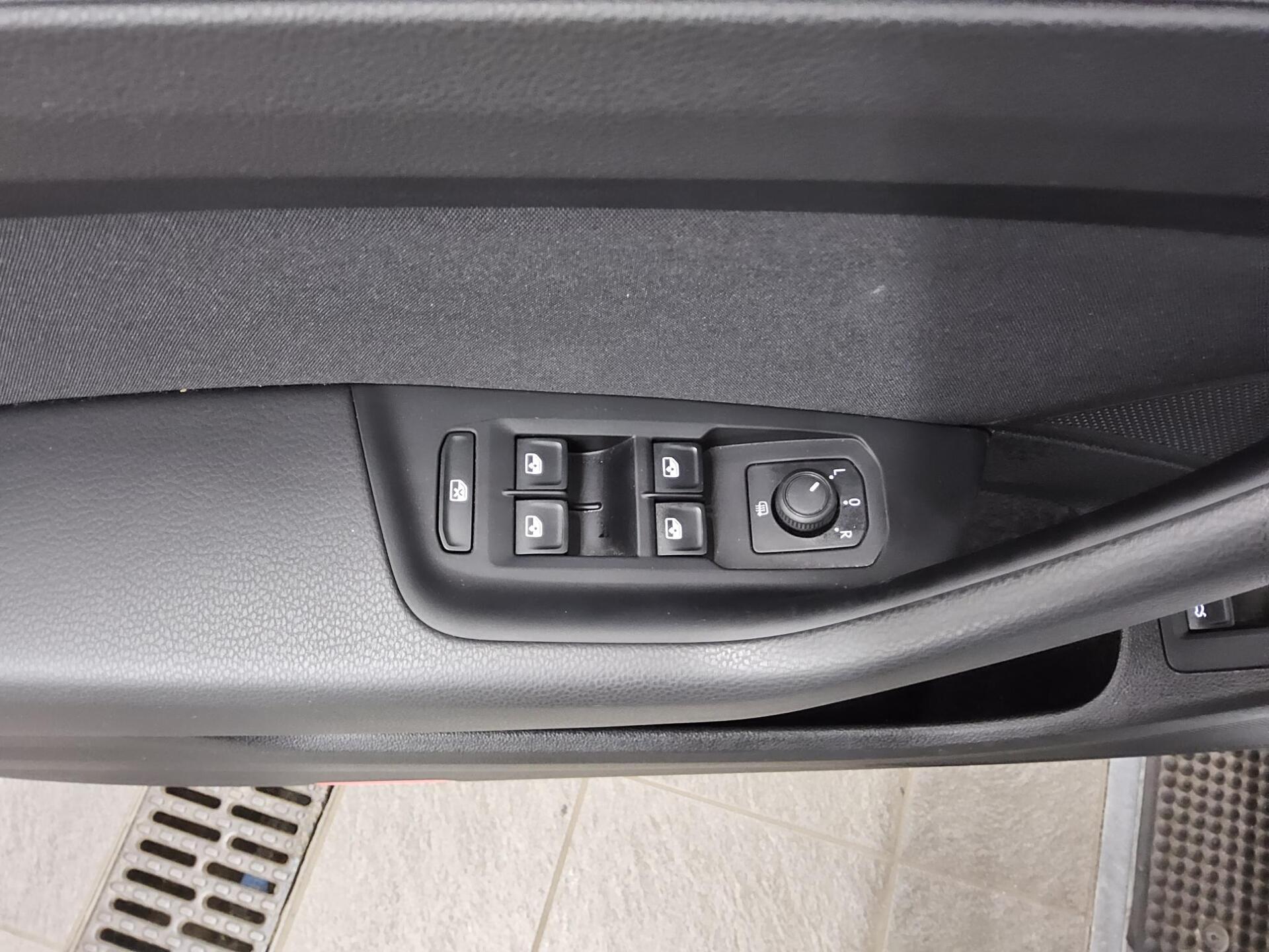 Volkswagen Passat Variant 2.0 TDI Business Navi LED Shz PDC 9