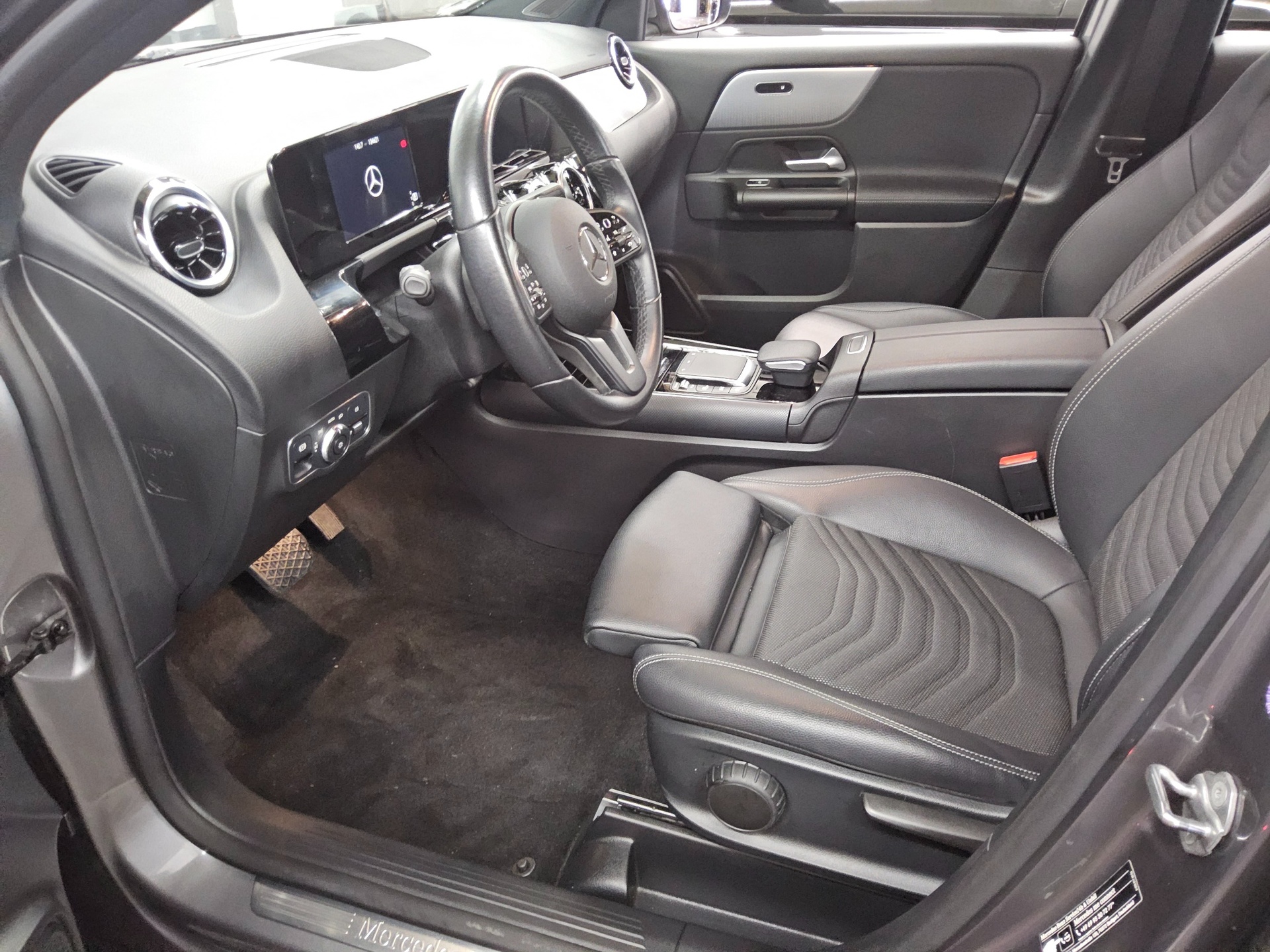 Mercedes-Benz GLA 200 d Style T-Leder Navi LED MBUX RFK 9