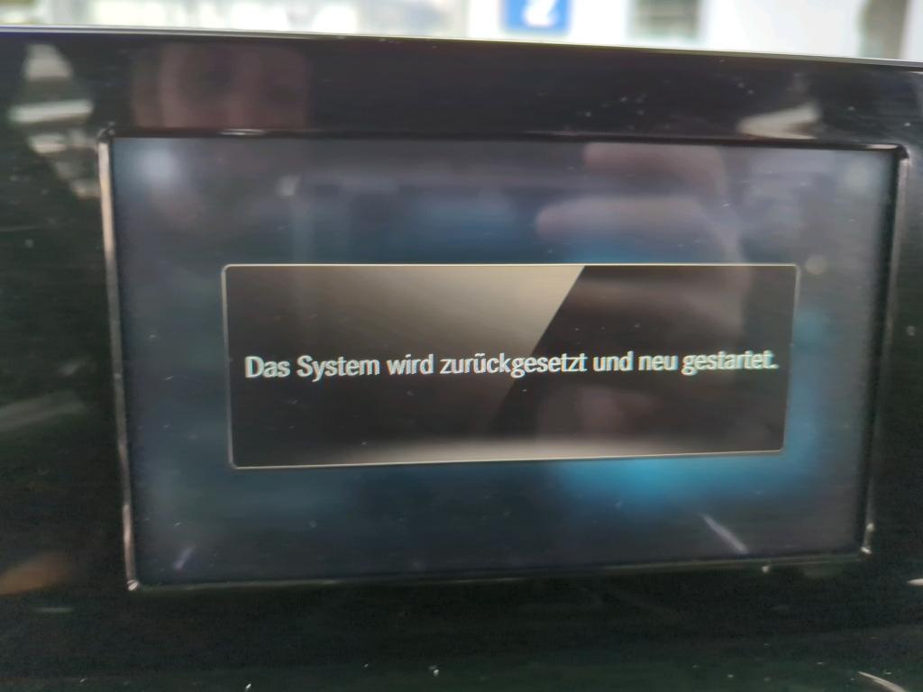 Mercedes-Benz GLB 200 d Progressive NAVI LED Shz PANO AHK 9