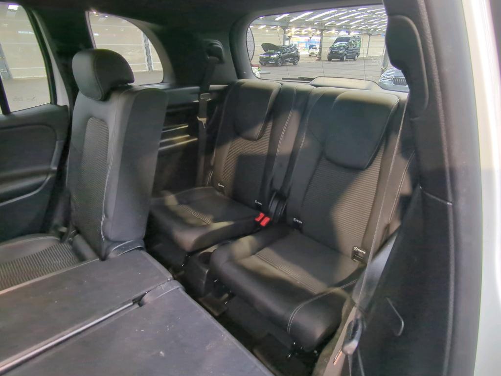 Mercedes-Benz GLB 200 d Progressive NAVI LED Shz PANO AHK 12