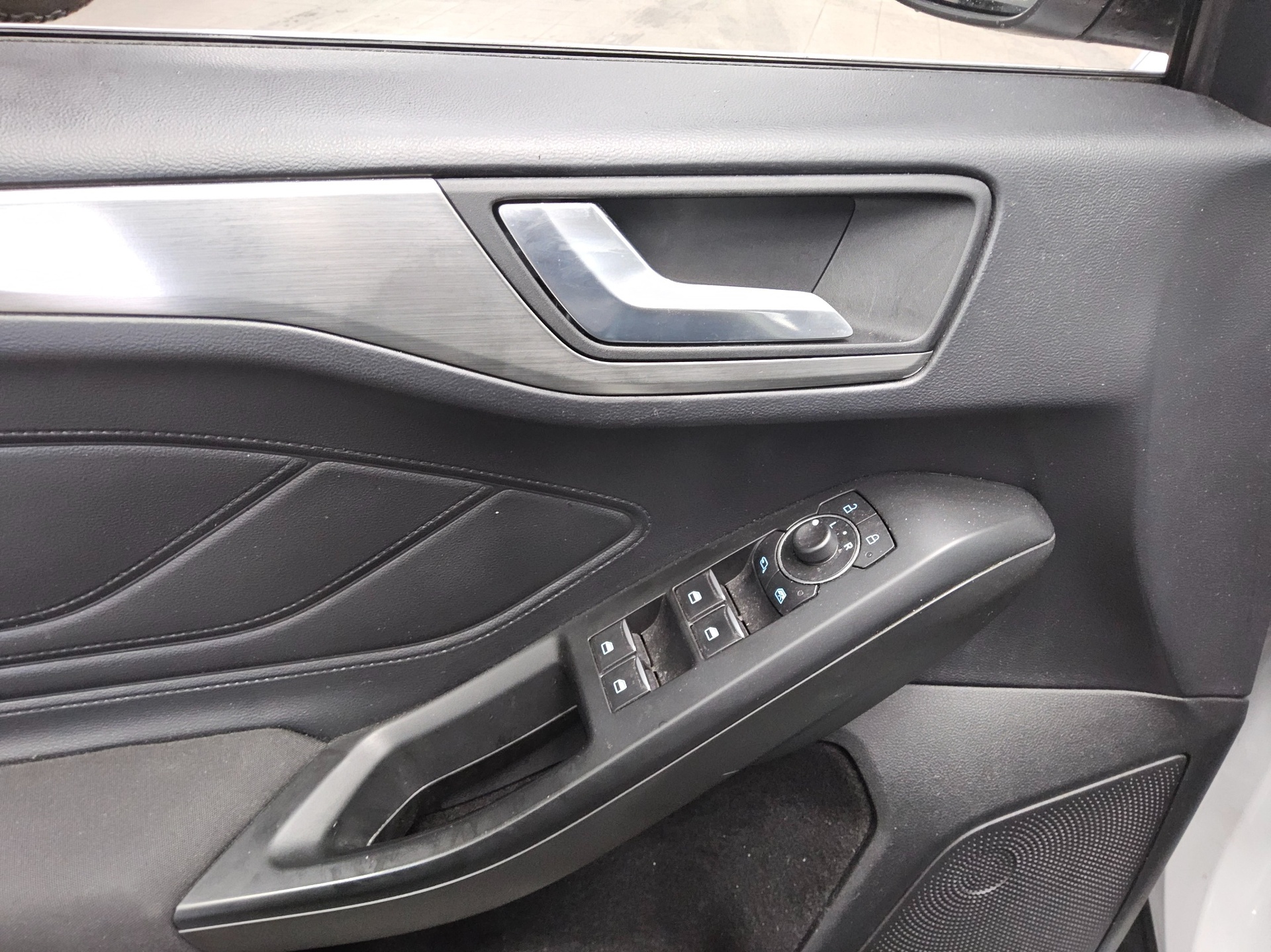 Ford Focus Turnier 1.5 EB Titanium Navi LED RfK ACC 9
