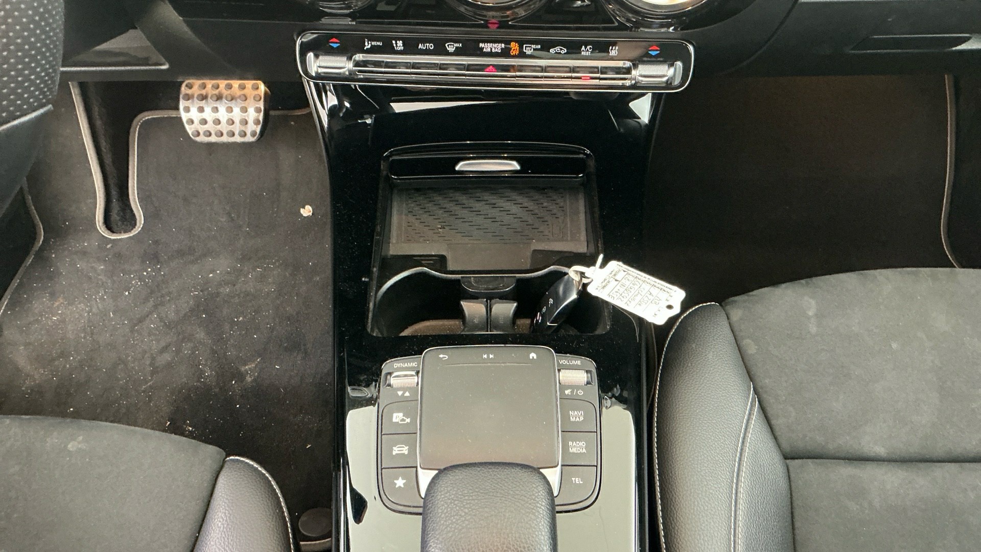 Mercedes-Benz A 250 e AMG-Line T-Leder Navi MB-LED Pano 10
