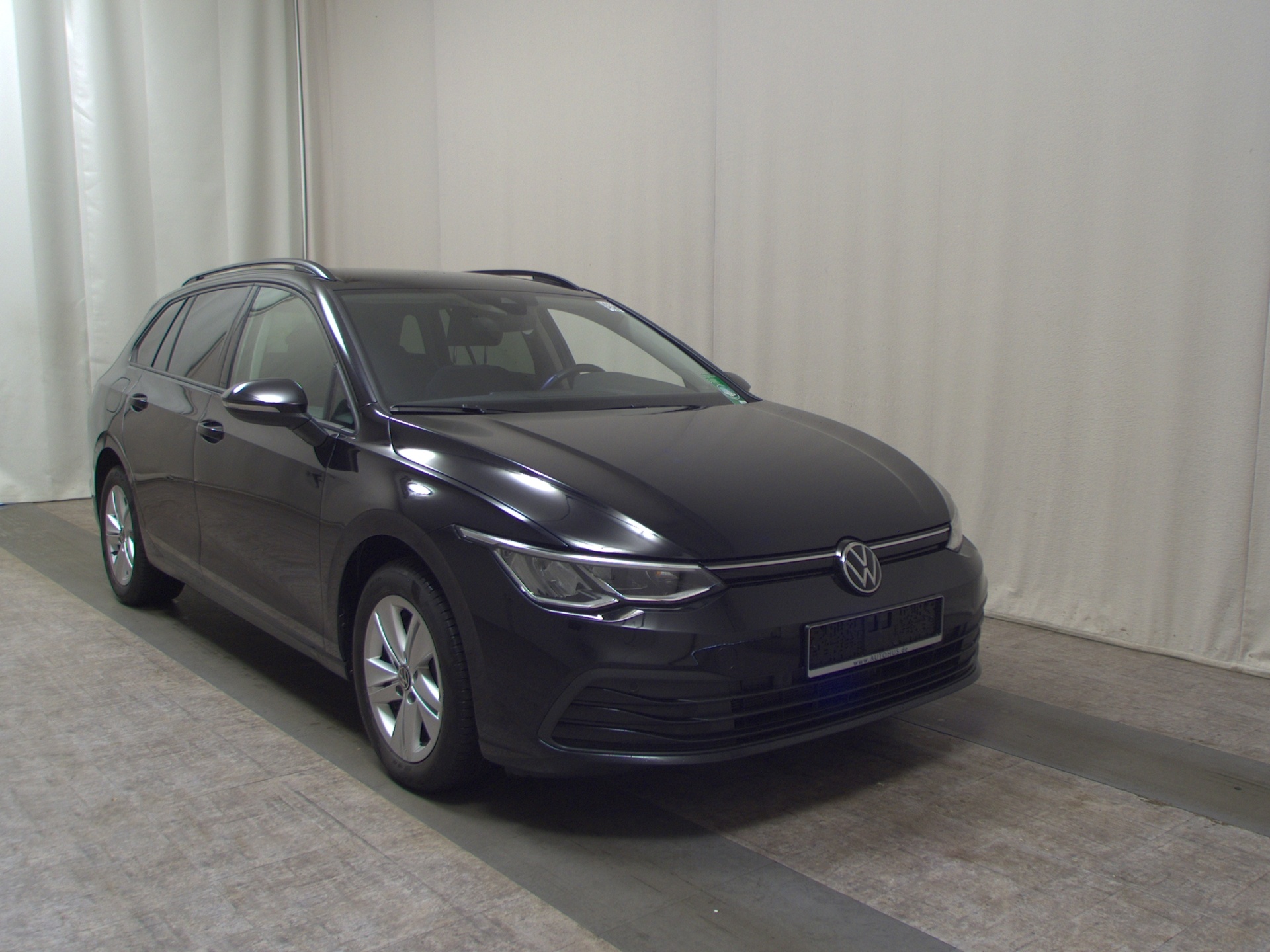 Volkswagen Golf-8 Var. 2.0 TDI Life Navi LED Shz PDC ACC DC 3