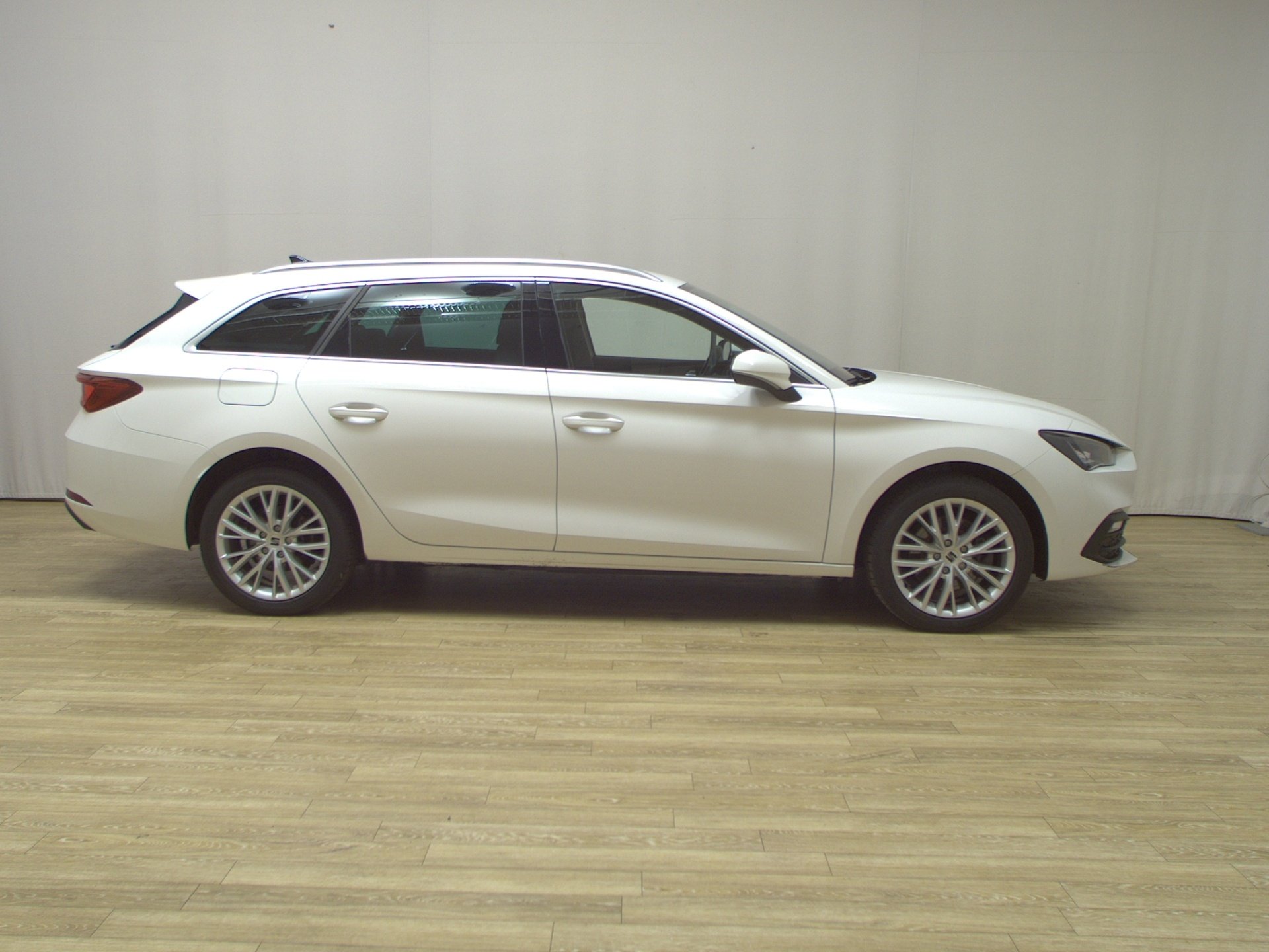 Seat Leon Sportstourer 1.4 e-HYBRID Xcellence Navi LED Virtual AHK PDC