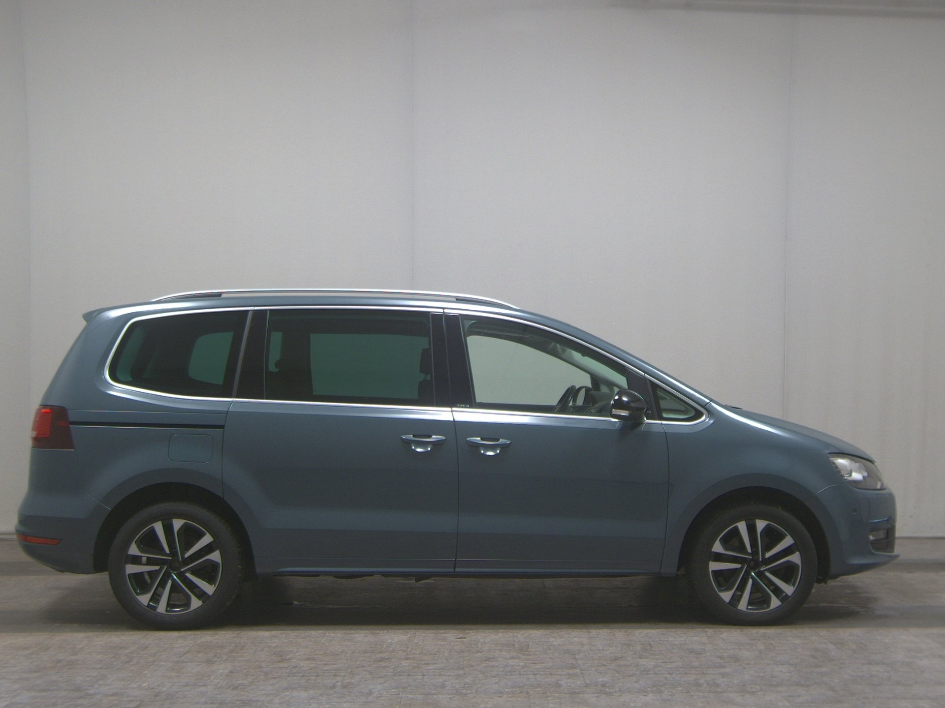 Volkswagen Sharan 2.0 TDI IQ.DRIVE 7-Sitz Navi AHK PDC Lane