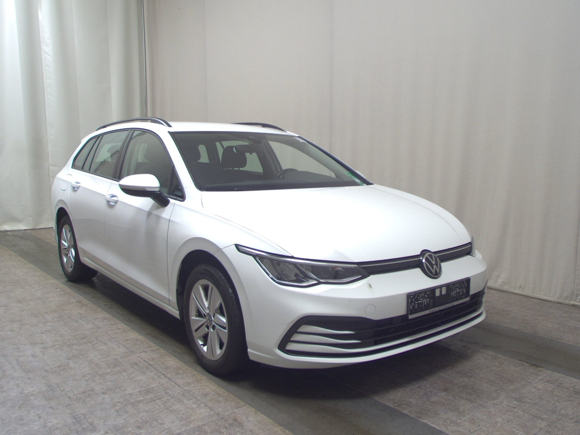 Volkswagen Golf-8 Var. 2.0 TDI Life Navi LED AID Shz PDC 3
