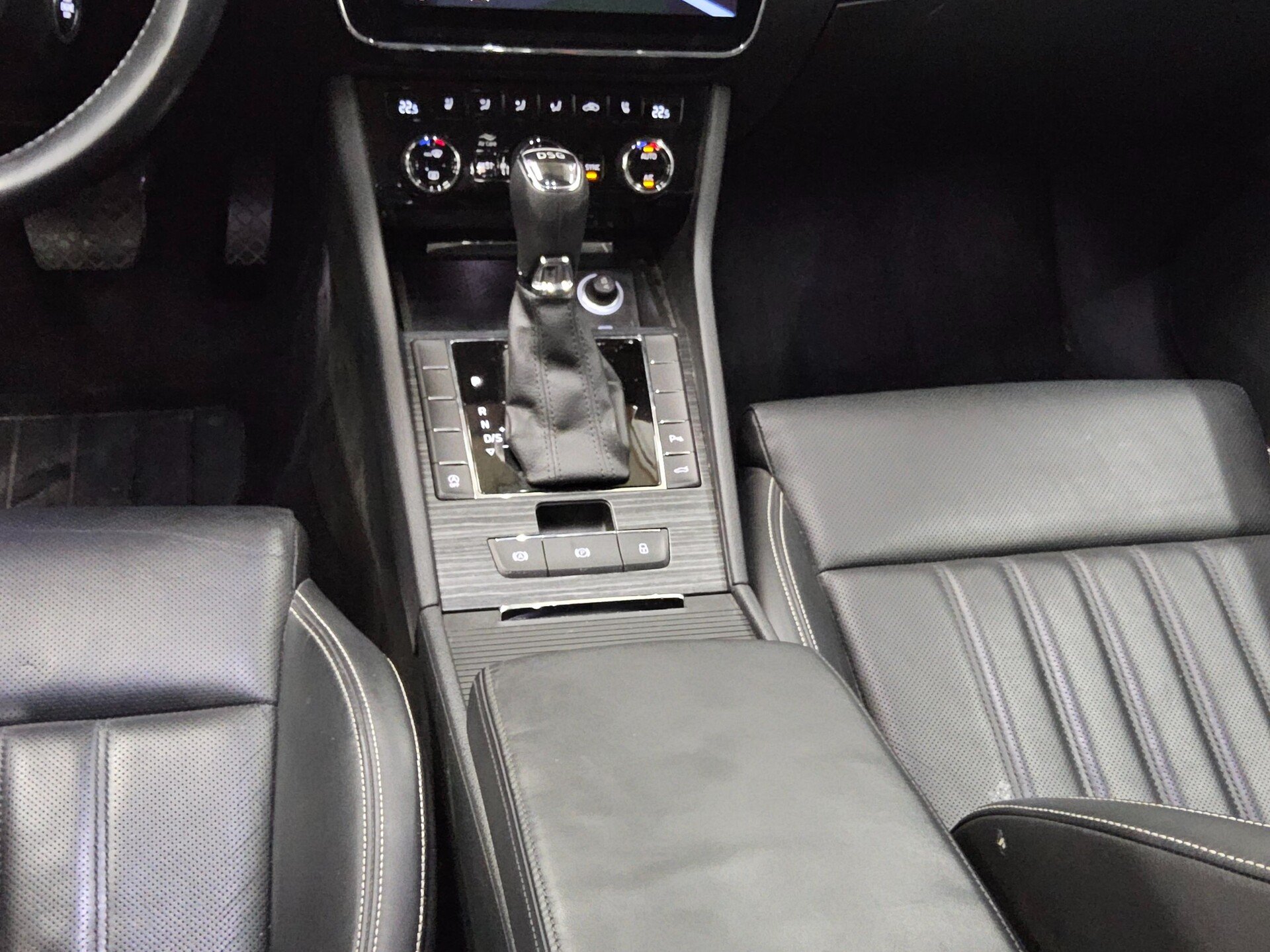 Skoda Superb Kombi 2.0 TDI Premium Ed. Navi LED vc ACC 6