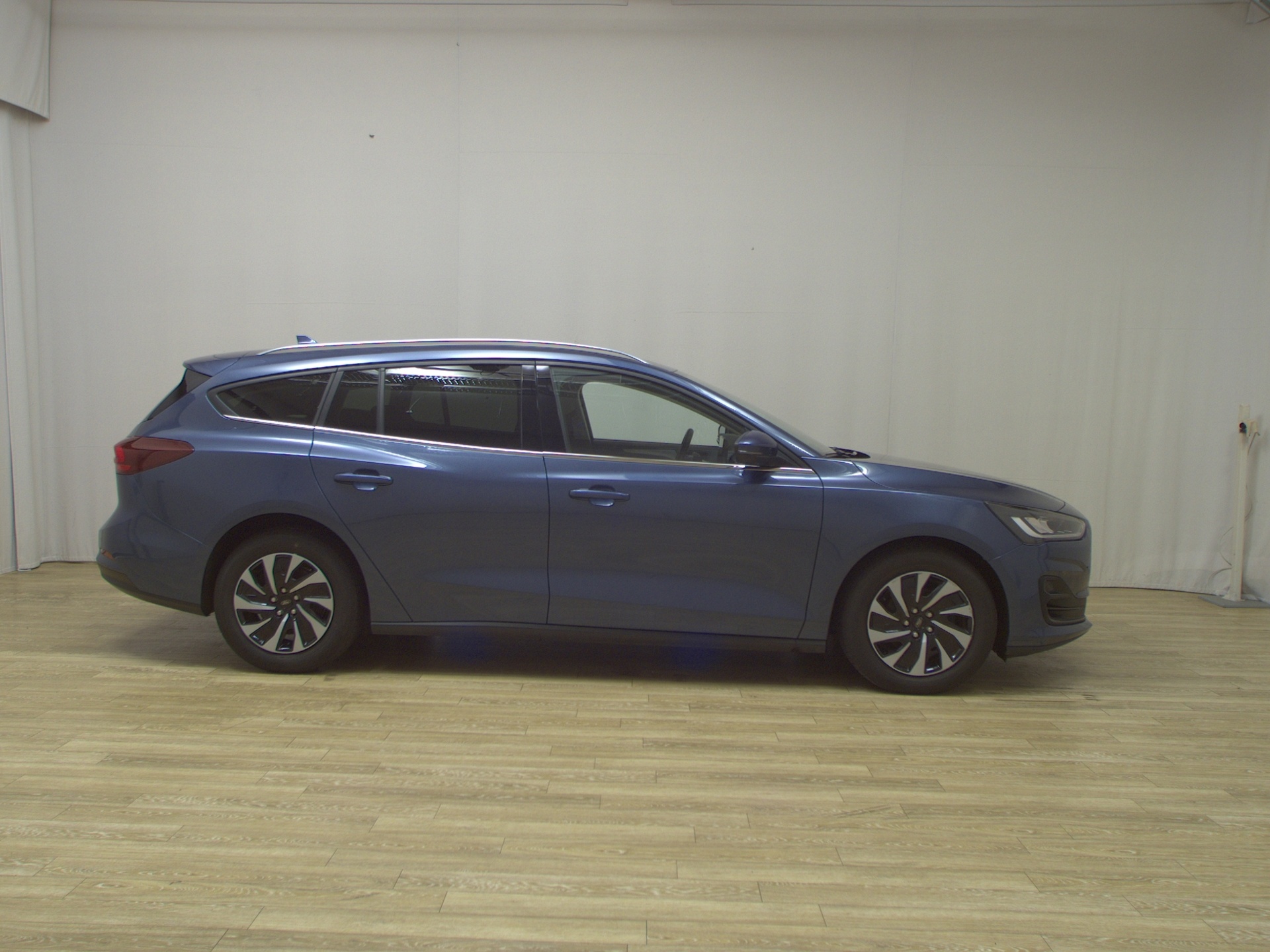 Ford Focus Turnier 1.5 EB Titanium X Navi LED RFK AHK
