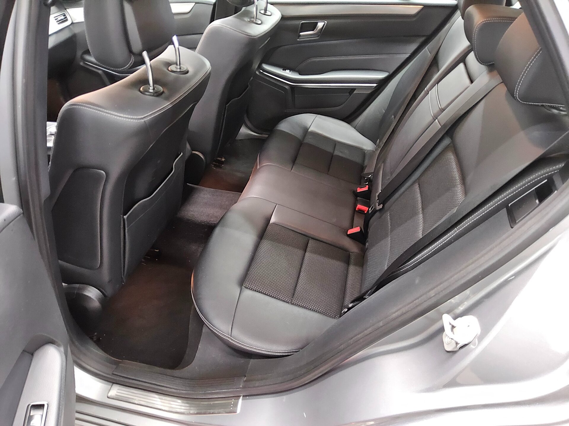 Mercedes-Benz E 220 T BT Avantgarde T-Leder Navi LED GSD AHK 13