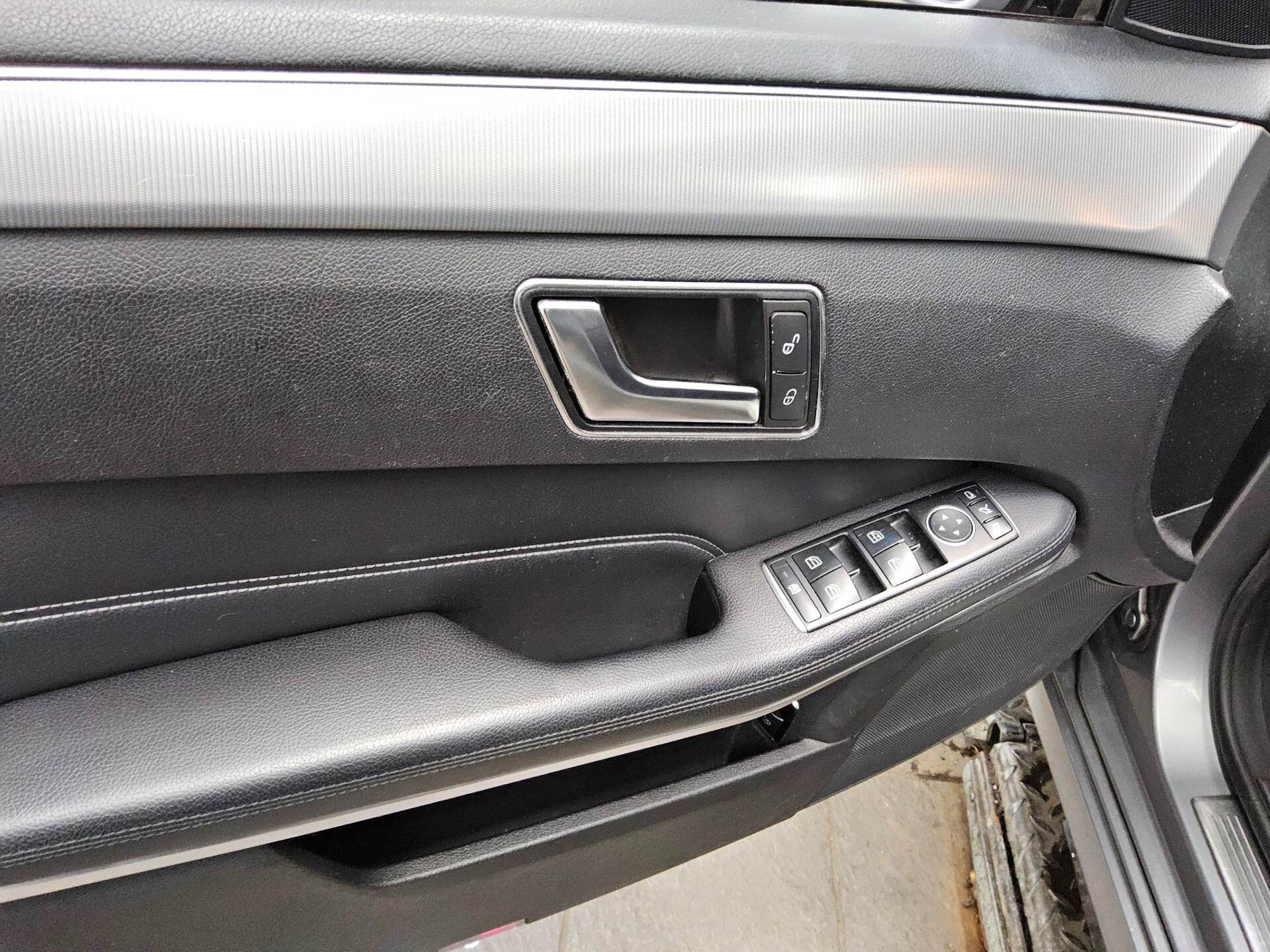 Mercedes-Benz E 220 T BT Avantgarde T-Leder Navi LED GSD AHK 9