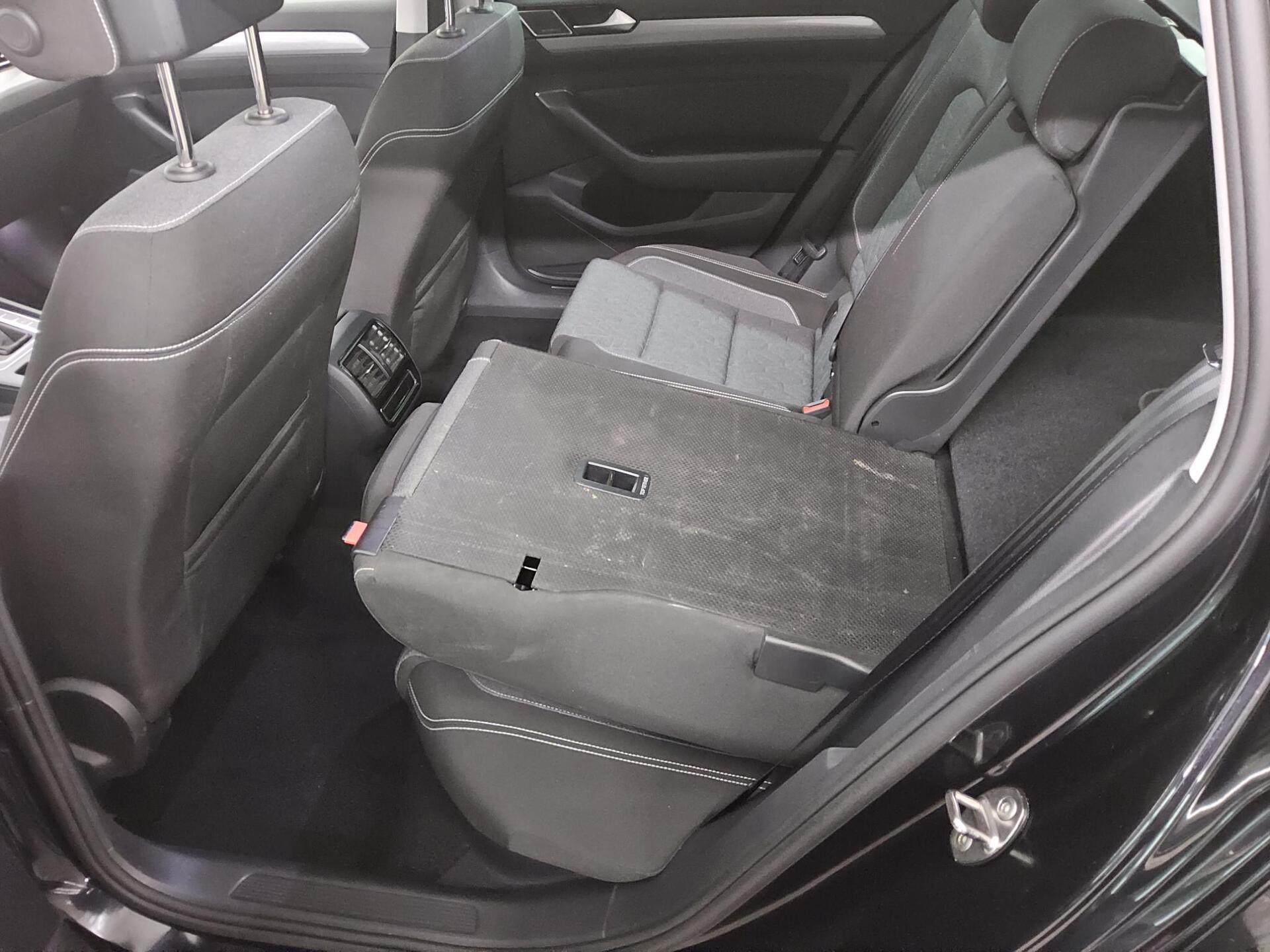 Volkswagen Passat Var. 2.0 TDI Business Navi LED DC StHzg 13
