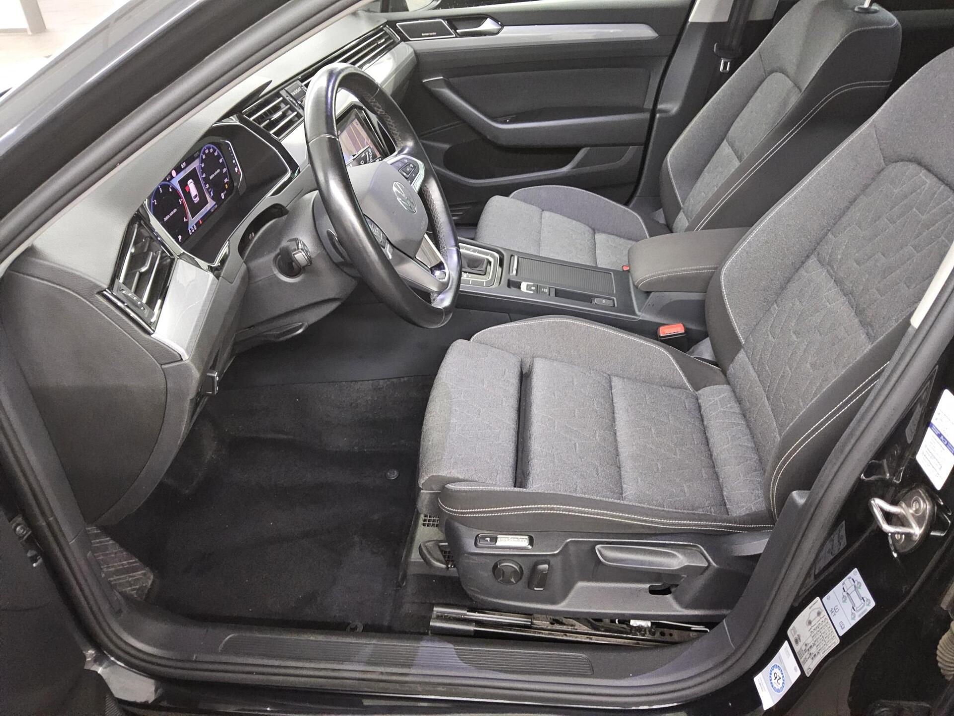 Volkswagen Passat Var. 2.0 TDI Business Navi LED DC StHzg 9