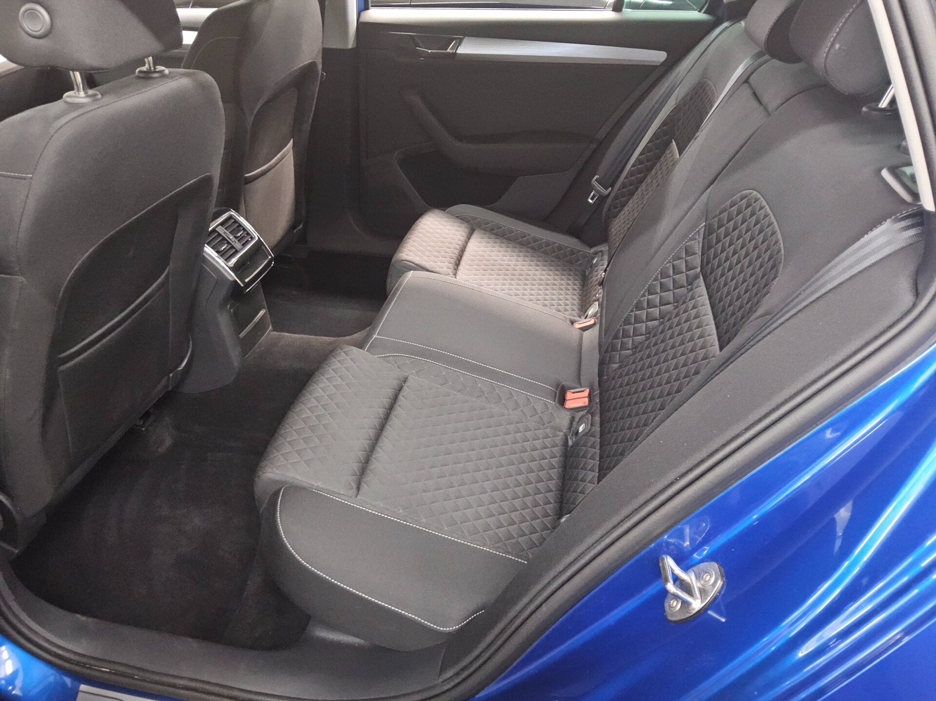 Skoda Superb Kombi 2.0 TDI Ambition Navi LED AID Shz 13