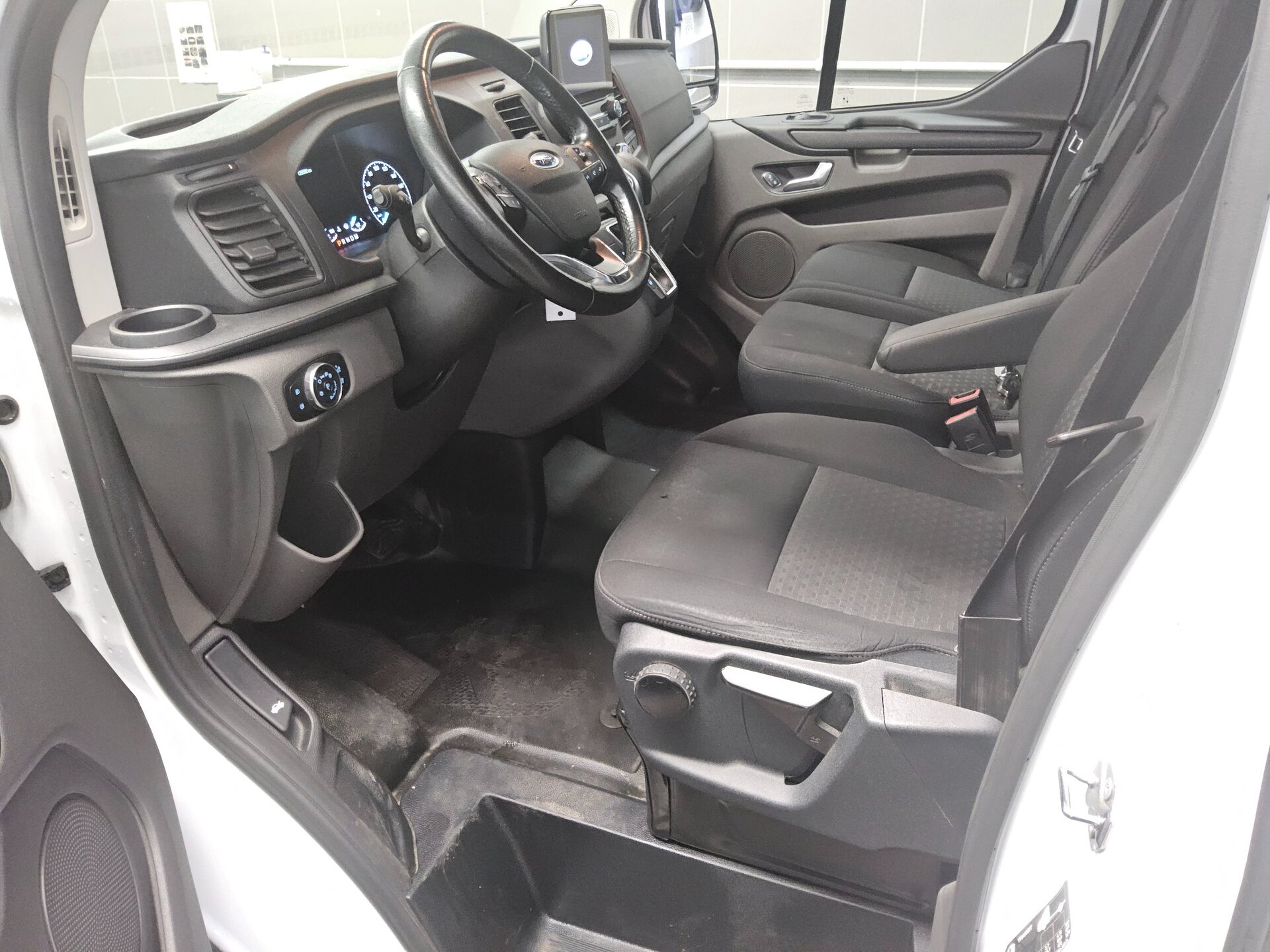 Ford Transit Custom 2.0 TDCi Trend 3-Sitze Navi StHzg 8
