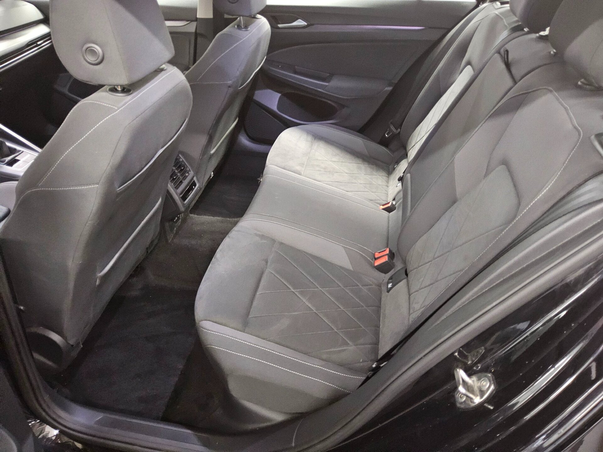 Volkswagen Golf-7 Var. 2.0 TDI Style 13