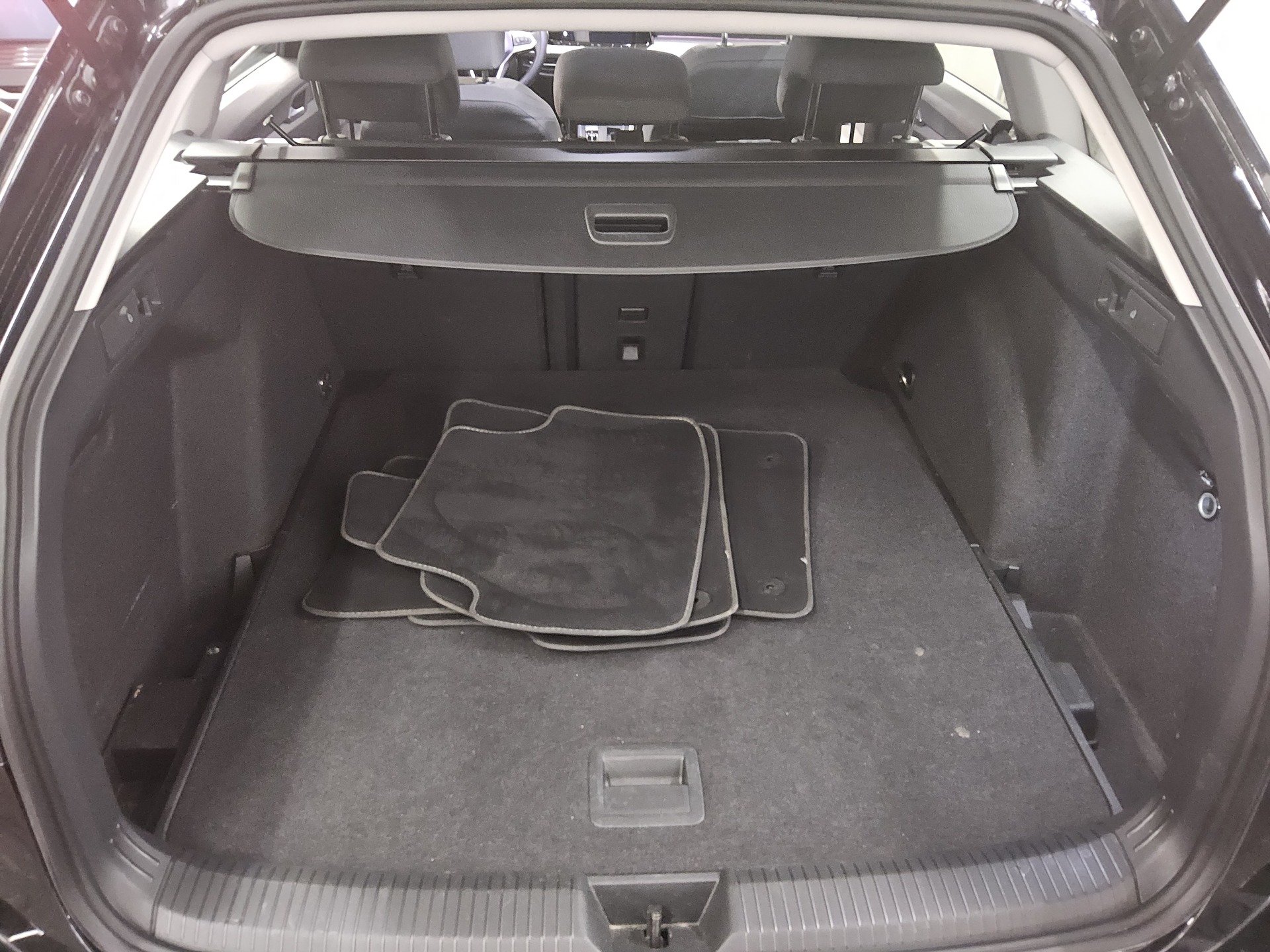 Volkswagen Golf-8 Var. 2.0 TDI Life Navi DC LED+ ACC Shz 12