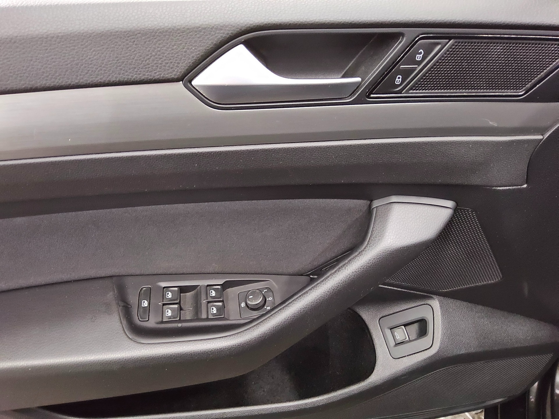 Volkswagen Passat Var. 2.0 TDI Navi LED RFK Shz PDC AHK 9
