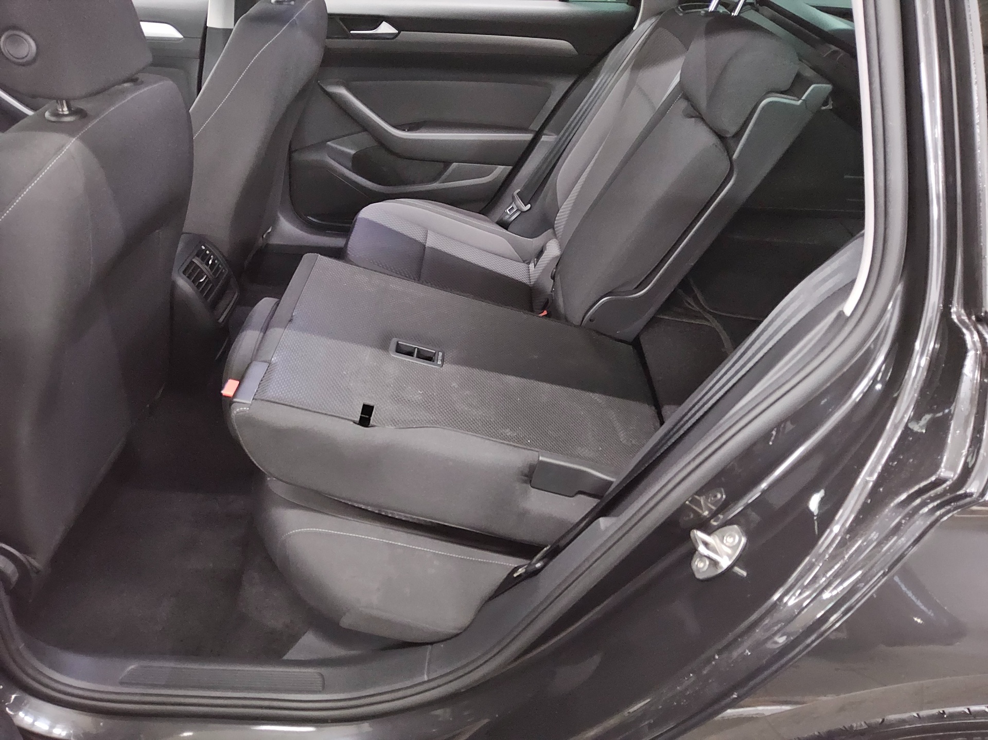 Volkswagen Passat Var. 2.0 TDI Navi LED RFK Shz PDC AHK 12
