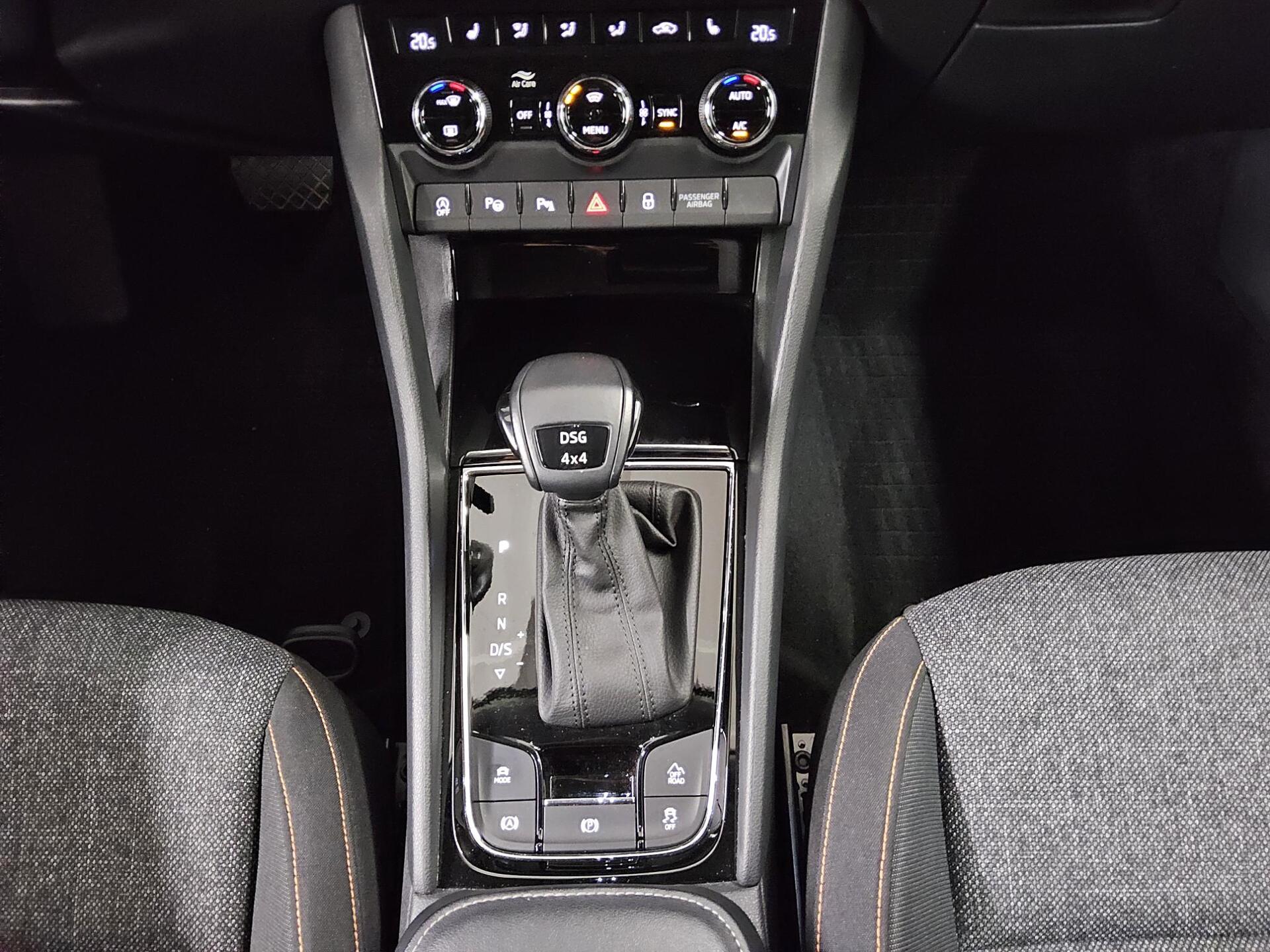 Skoda Karoq 2.0 TDI 4x4 Clever Navi LED vc RfK AHK ACC 6
