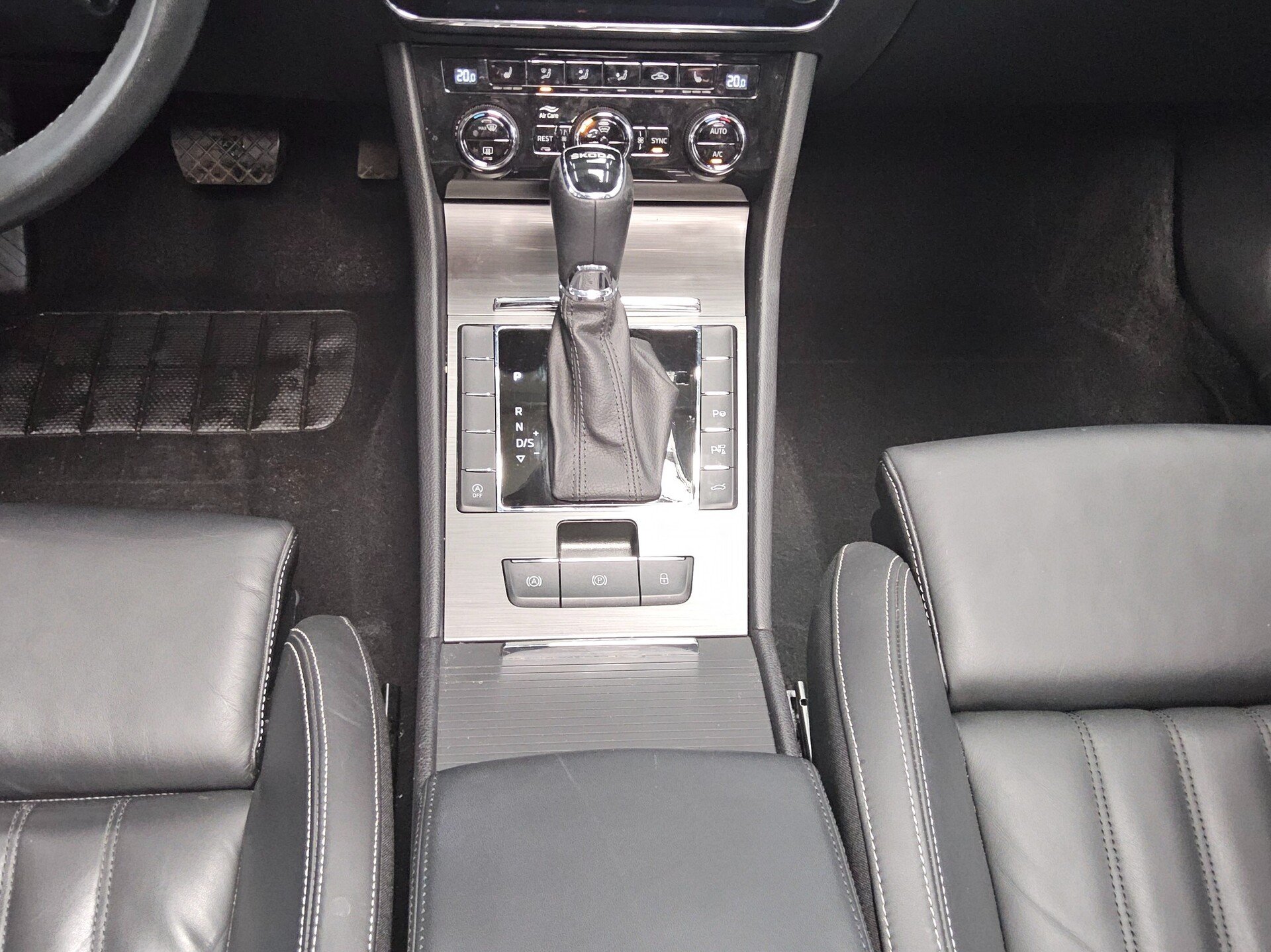 Skoda Superb Kombi 2.0 TDI Style Leder Navi LED Virtual Pano 360° 6