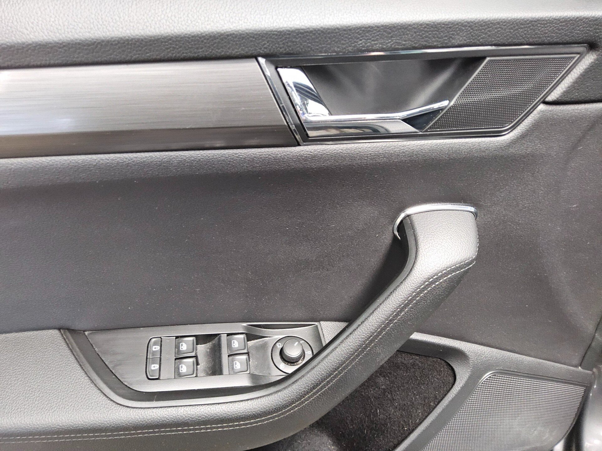 Skoda Superb Kombi 2.0 TDI Style Leder Navi LED Virtual Pano 360° 10