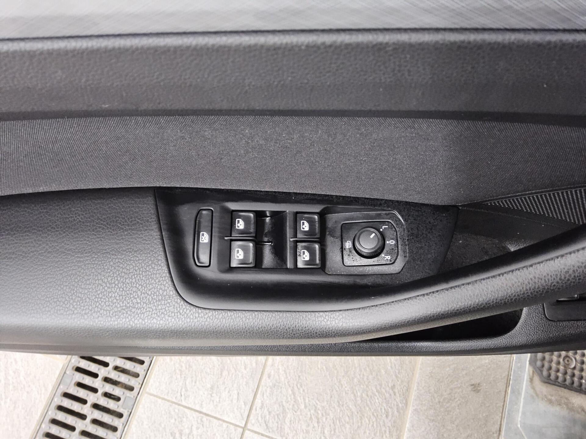 Volkswagen Passat Var. 2.0 TDI Business Navi LED AHK RFK 9