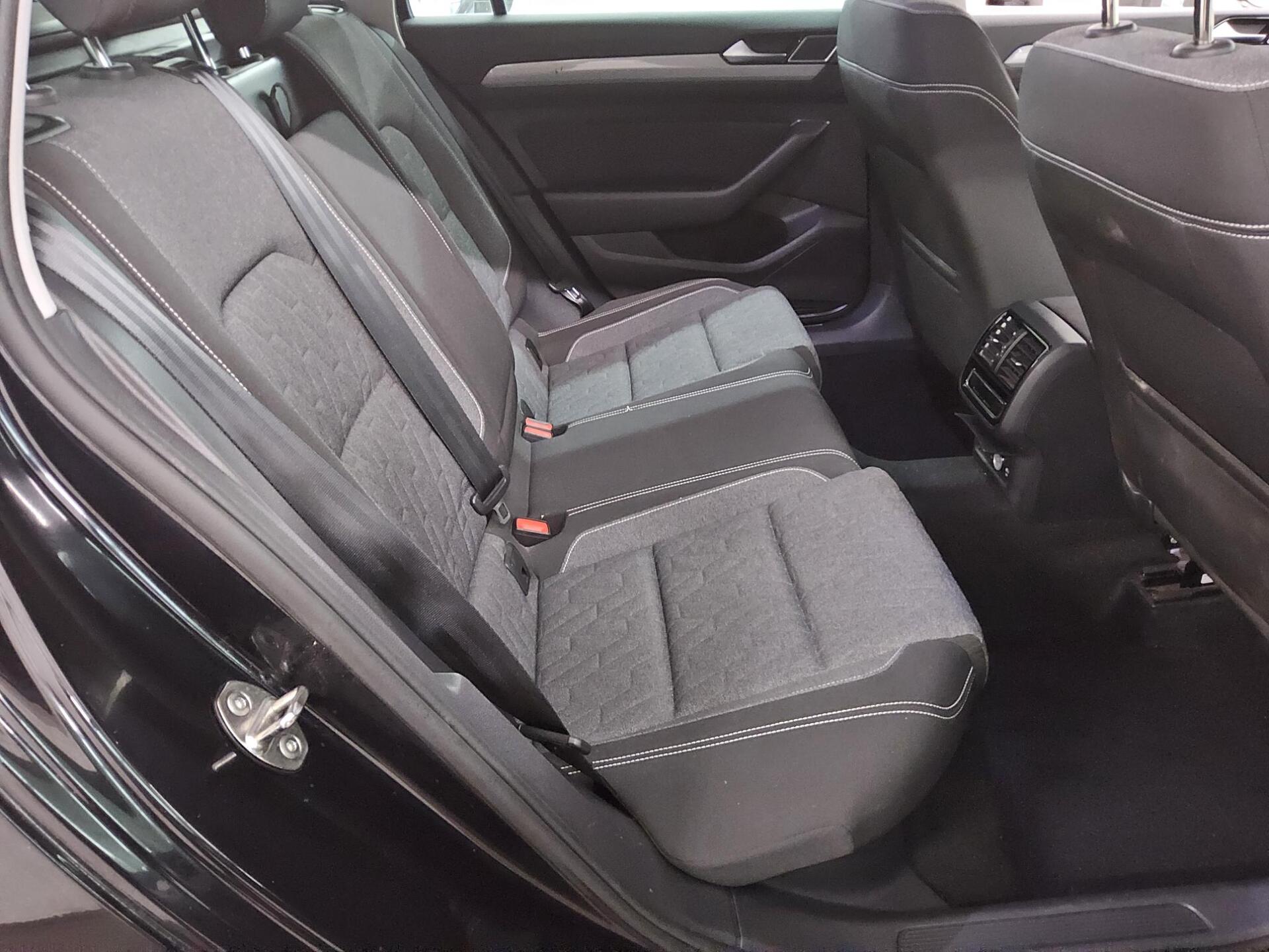 Volkswagen Passat Var. 2.0 TDI Business Navi LED AHK RFK 13