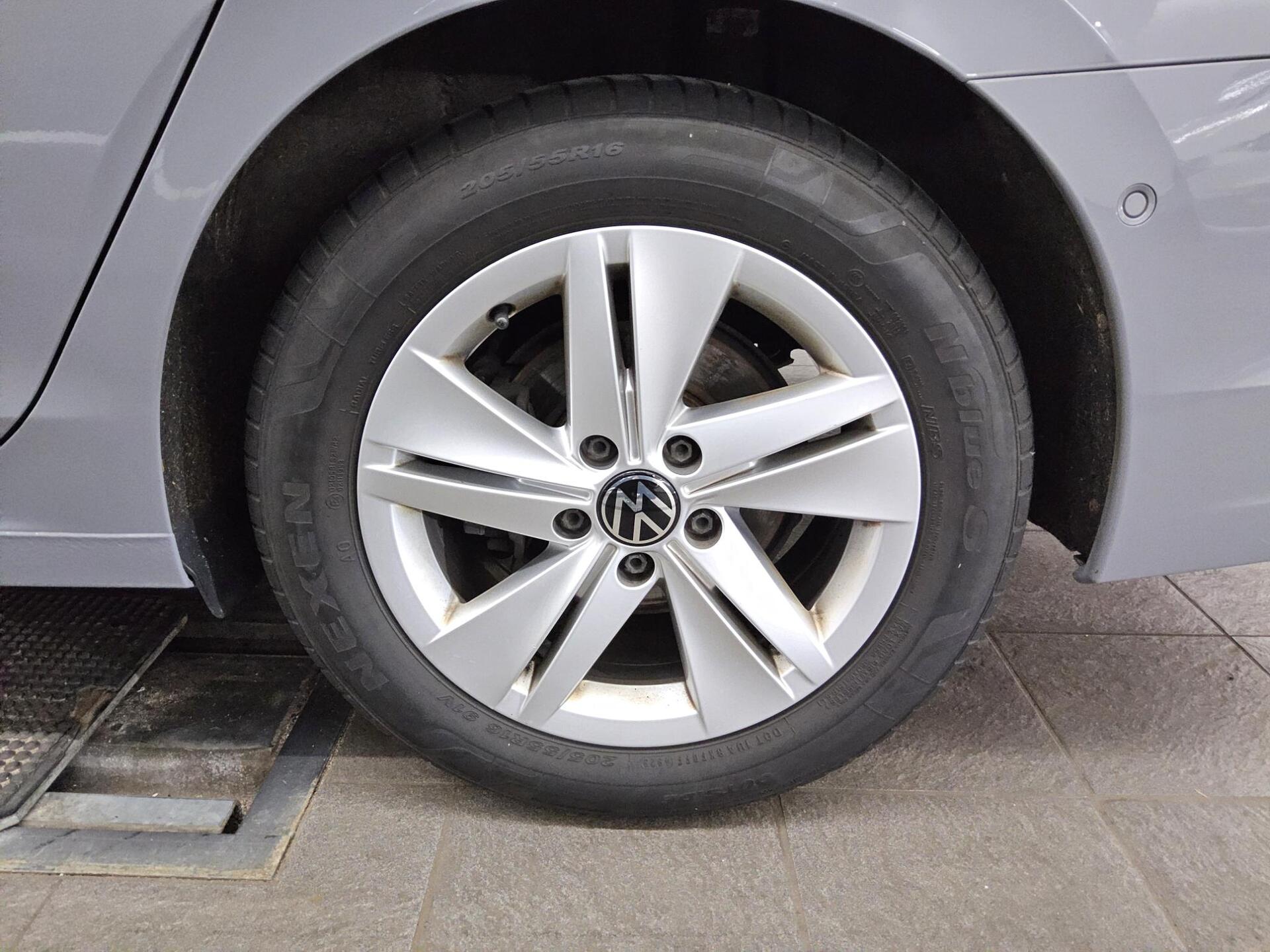 Volkswagen Golf-8 Var. 2.0 TDI Life Navi LED DC RFK IQ.Drive 11