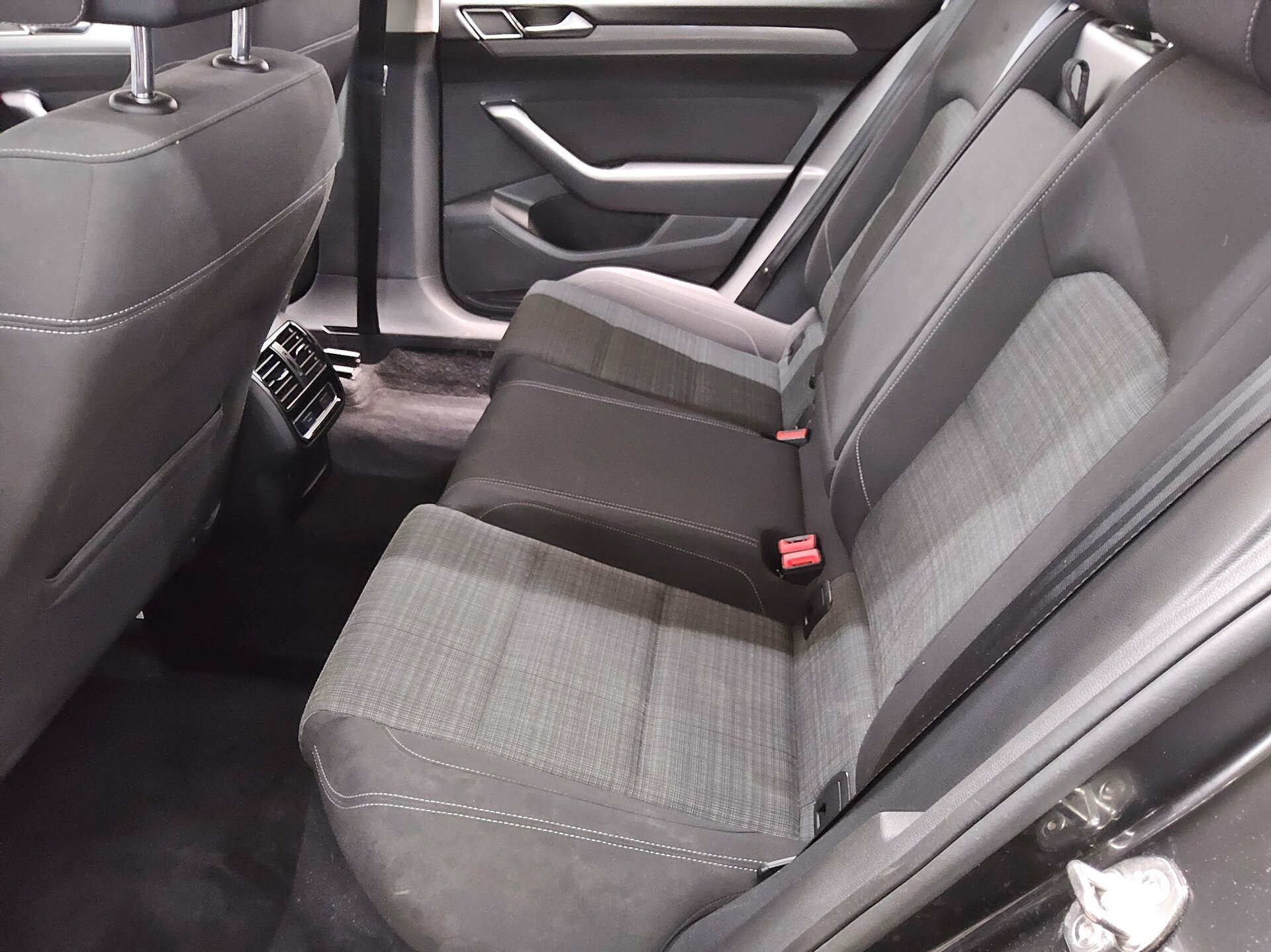 Volkswagen Passat Var. 2.0 TDI Business Navi LED Shz 13