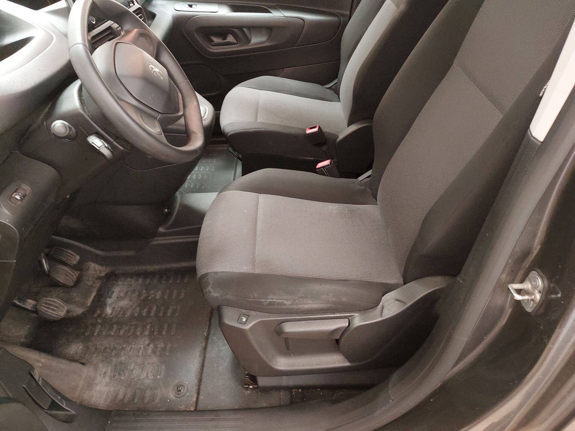 Peugeot Partner 1.5 BlueHDI Premium Navi SHZ PDC Klima 12