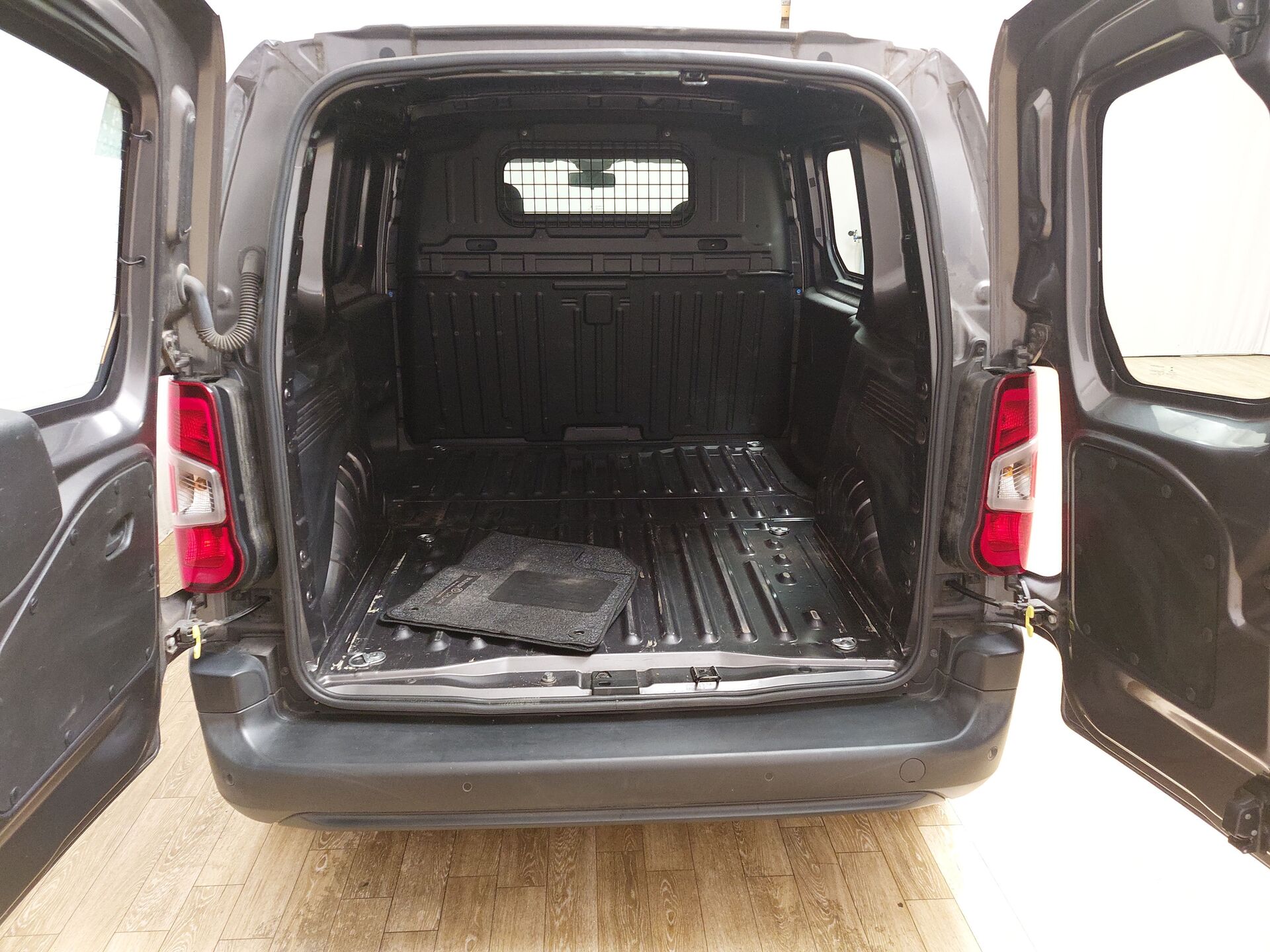 Peugeot Partner 1.5 BlueHDI Premium Navi SHZ PDC Klima 19