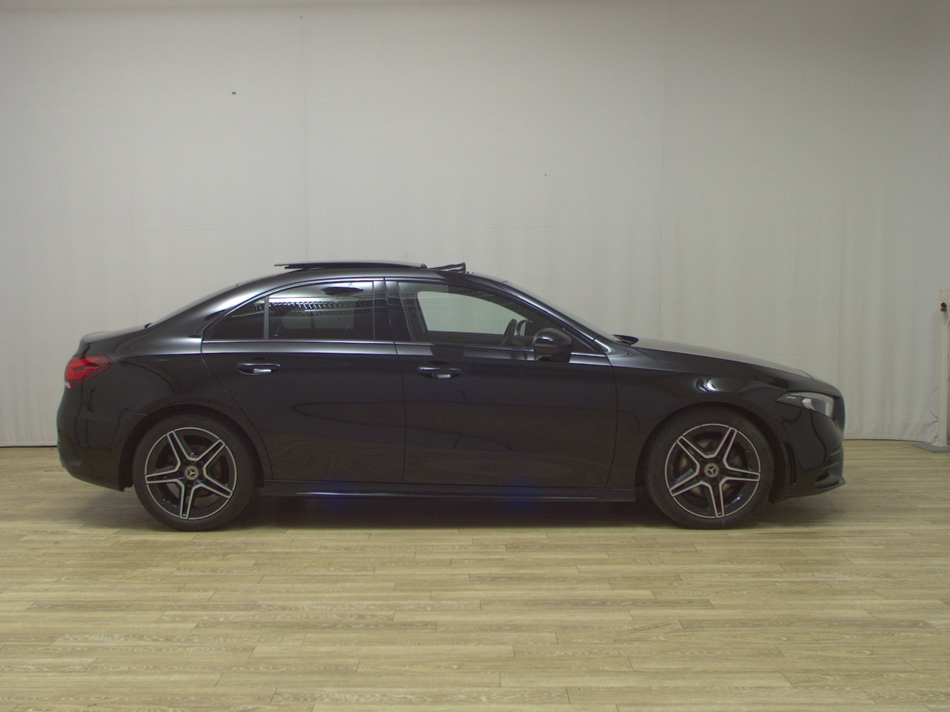 Mercedes-Benz A 180 Lim. d AMG-Line Navi LED Panorama Sound