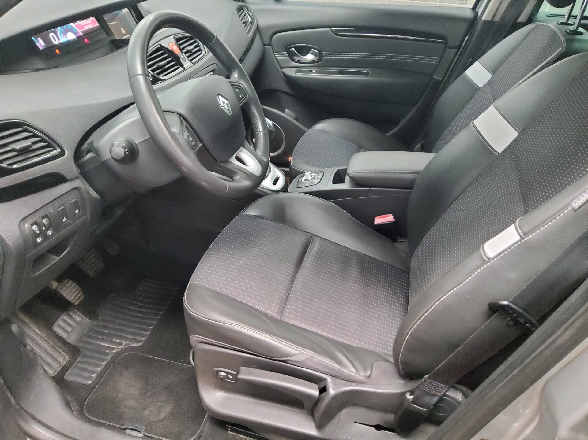 Renault Grand Scenic 1.6 dCi Dynamique 7-Sitzer Navi AHK 8