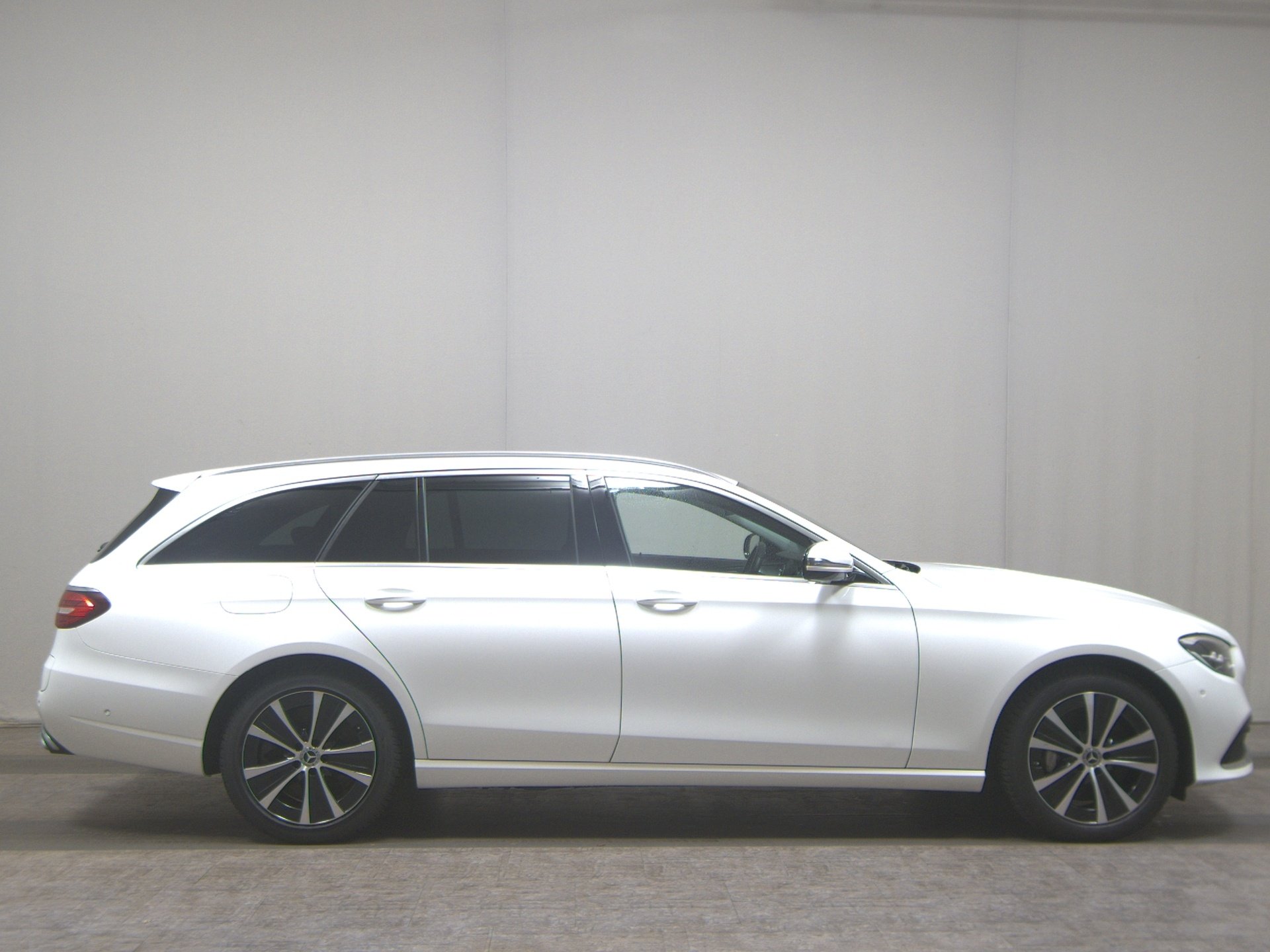 Mercedes-Benz E 300 T de Avantgarde Leder Navi LED RfK HuD AHK
