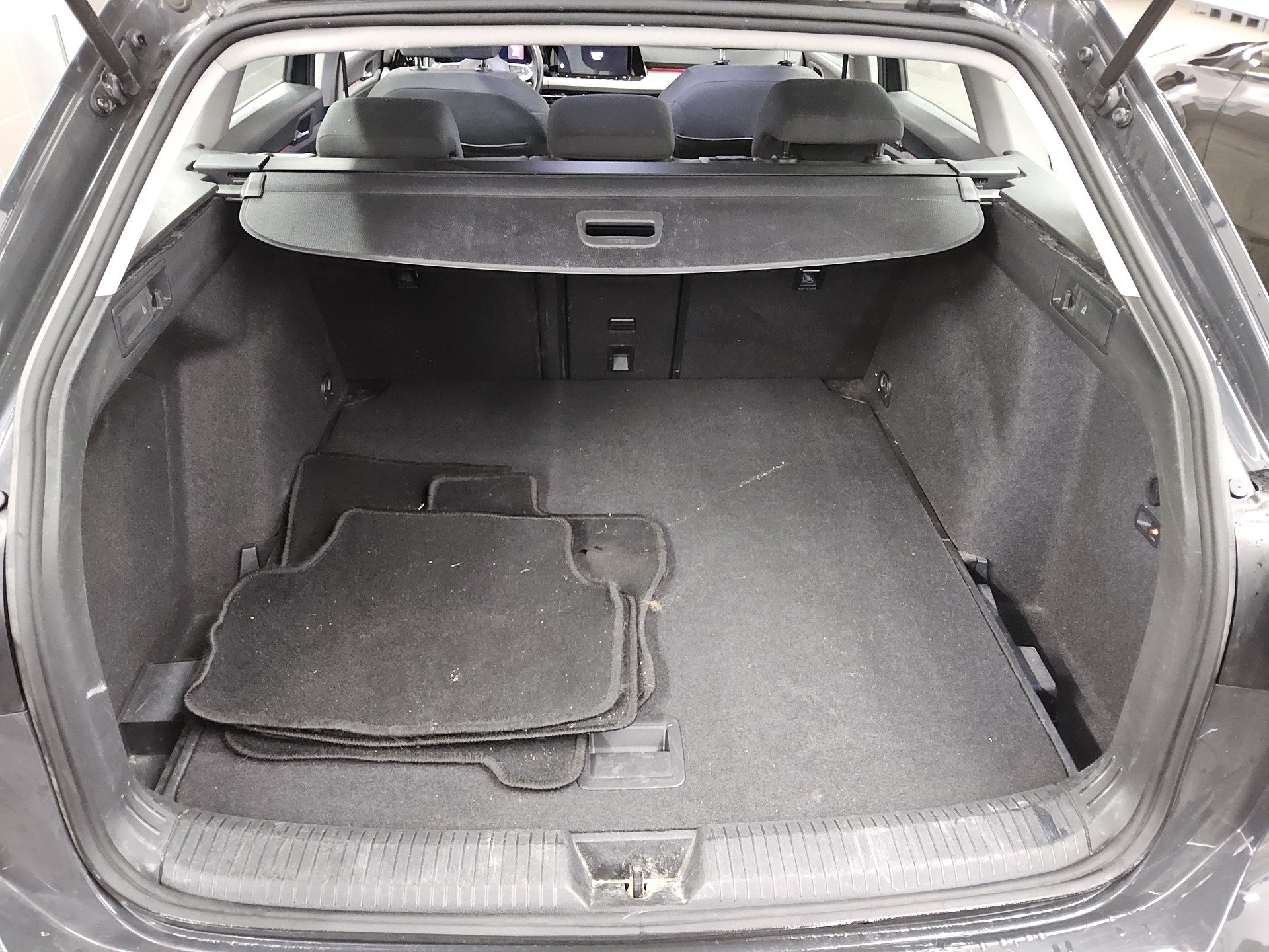 Volkswagen Golf-8 Var. 1.5 eTSI Life Navi AID 12