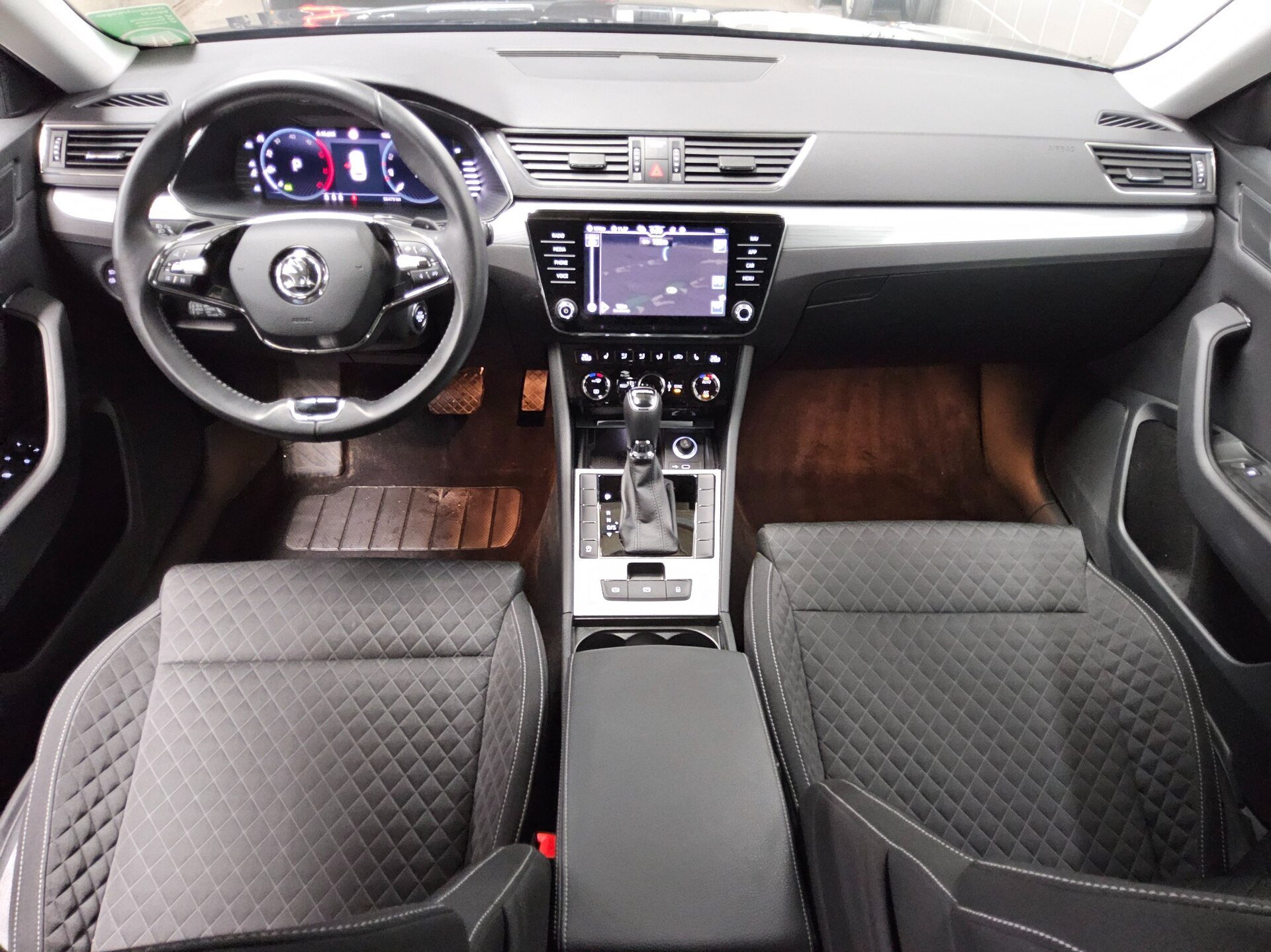 Skoda Superb Kombi 2.0 TDI Ambition Navi LED vc PDC 5