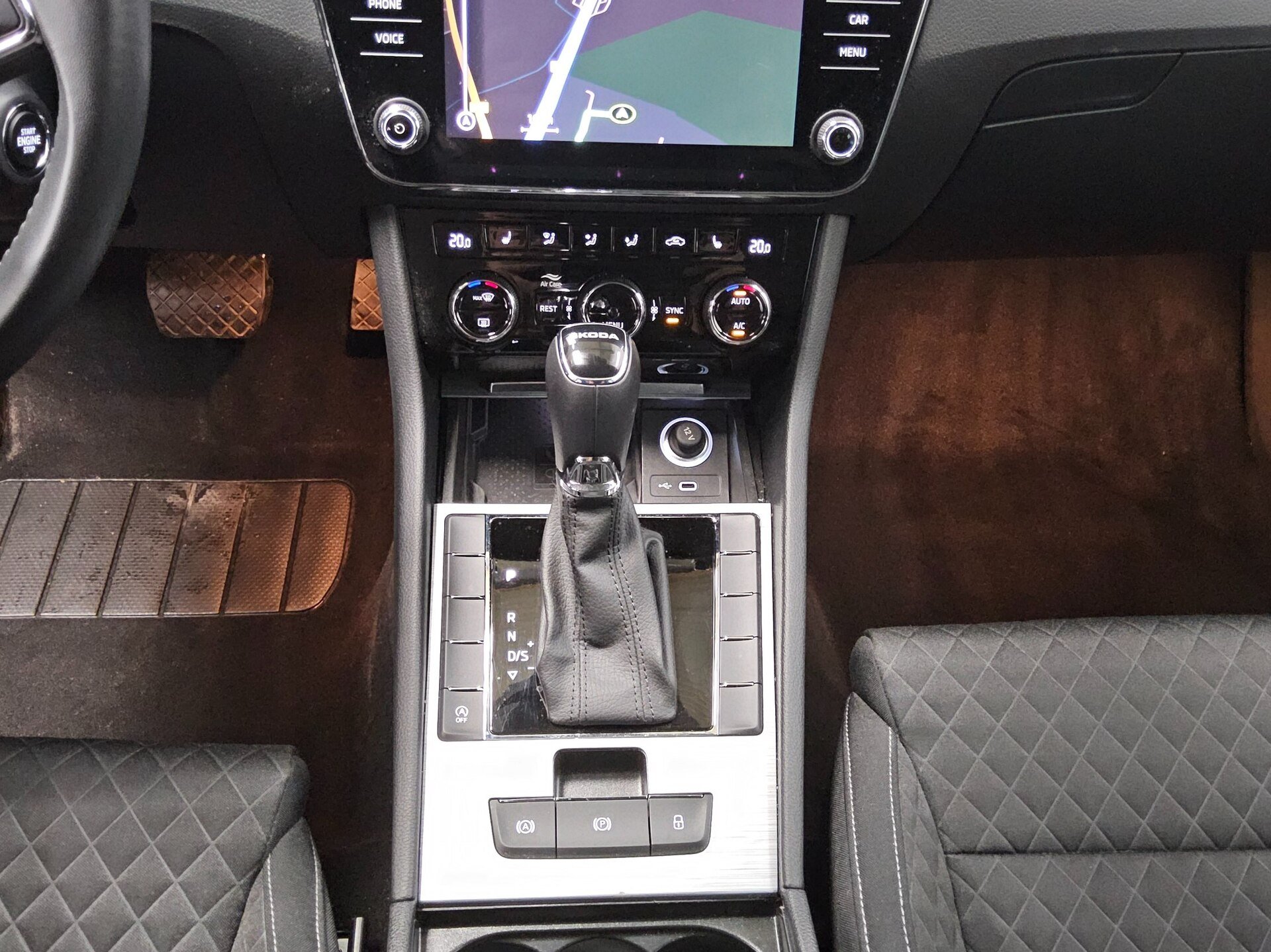 Skoda Superb Kombi 2.0 TDI Ambition Navi LED vc PDC 6